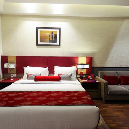 Hotel Ramada Plaza By Wyndham Lucknow Esterno foto