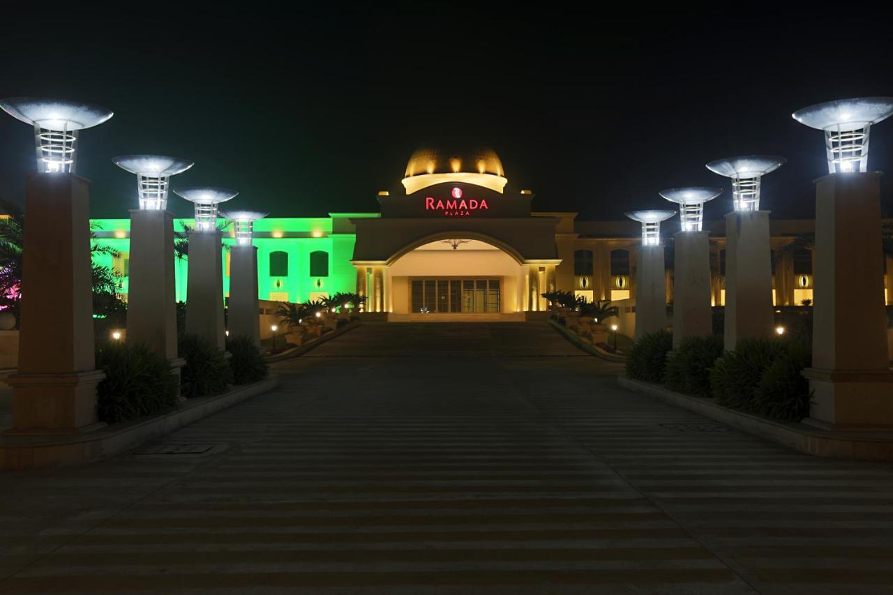 Hotel Ramada Plaza By Wyndham Lucknow Esterno foto