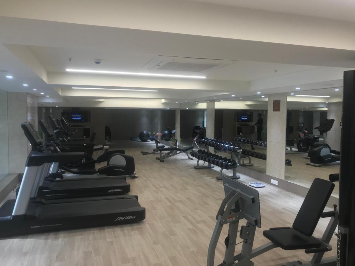 Hotel Ramada Plaza By Wyndham Lucknow Esterno foto