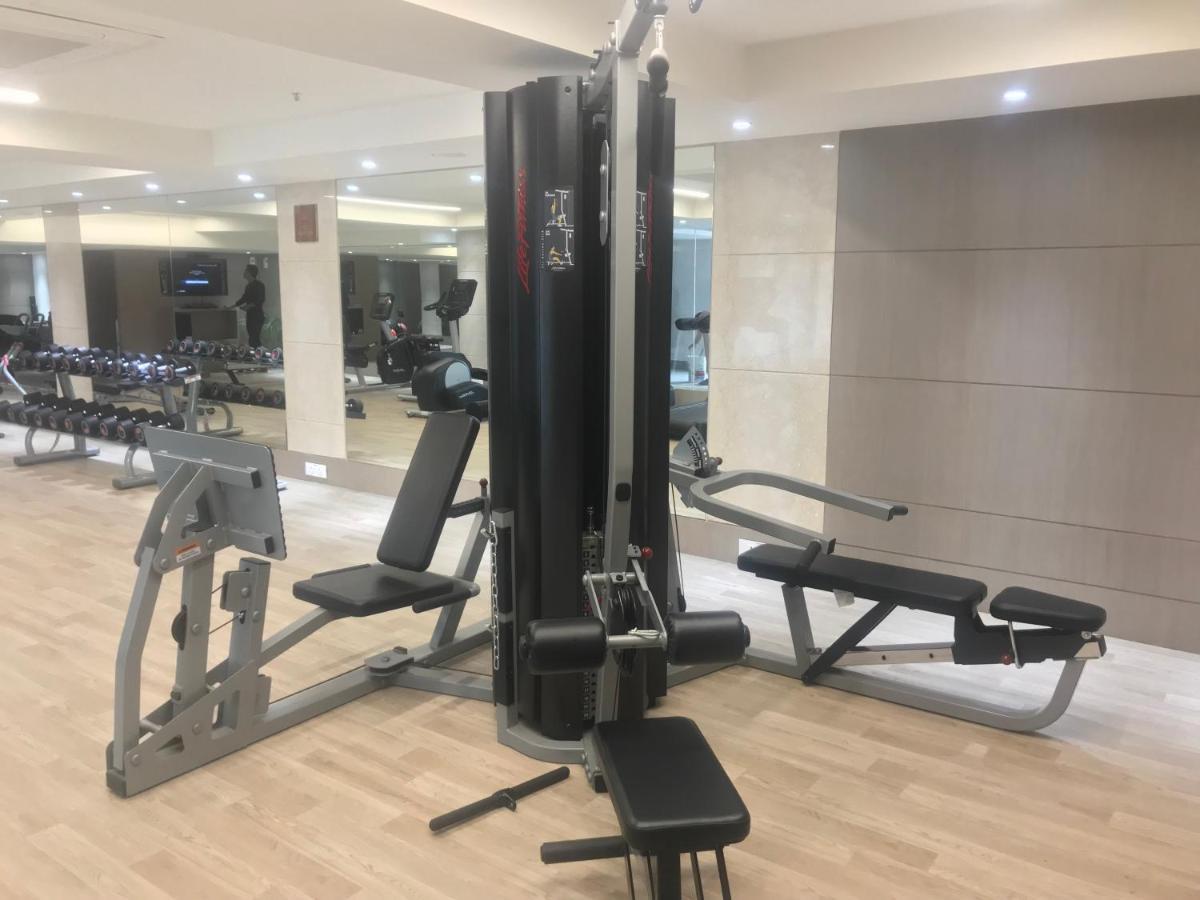 Hotel Ramada Plaza By Wyndham Lucknow Esterno foto