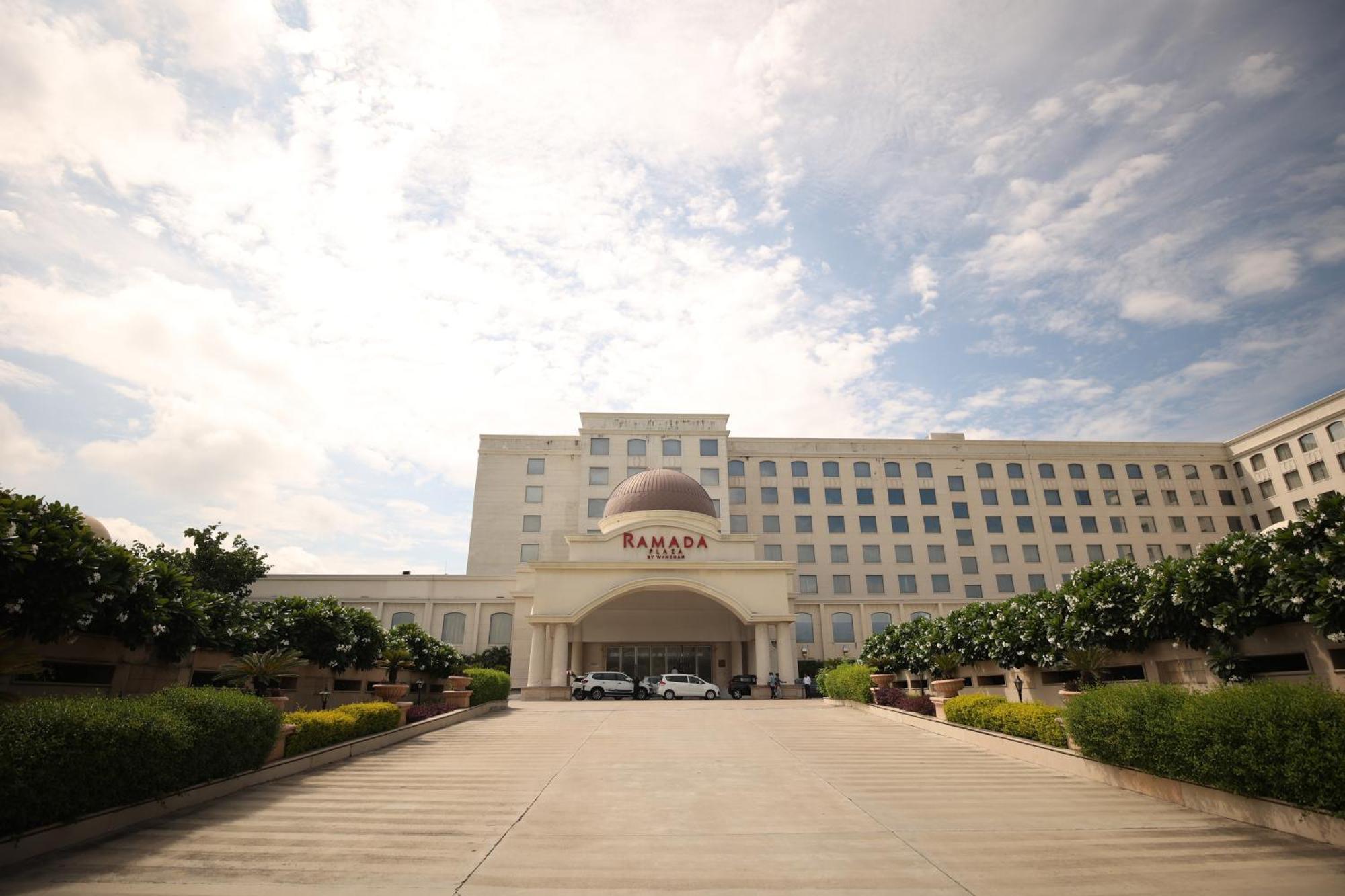 Hotel Ramada Plaza By Wyndham Lucknow Esterno foto