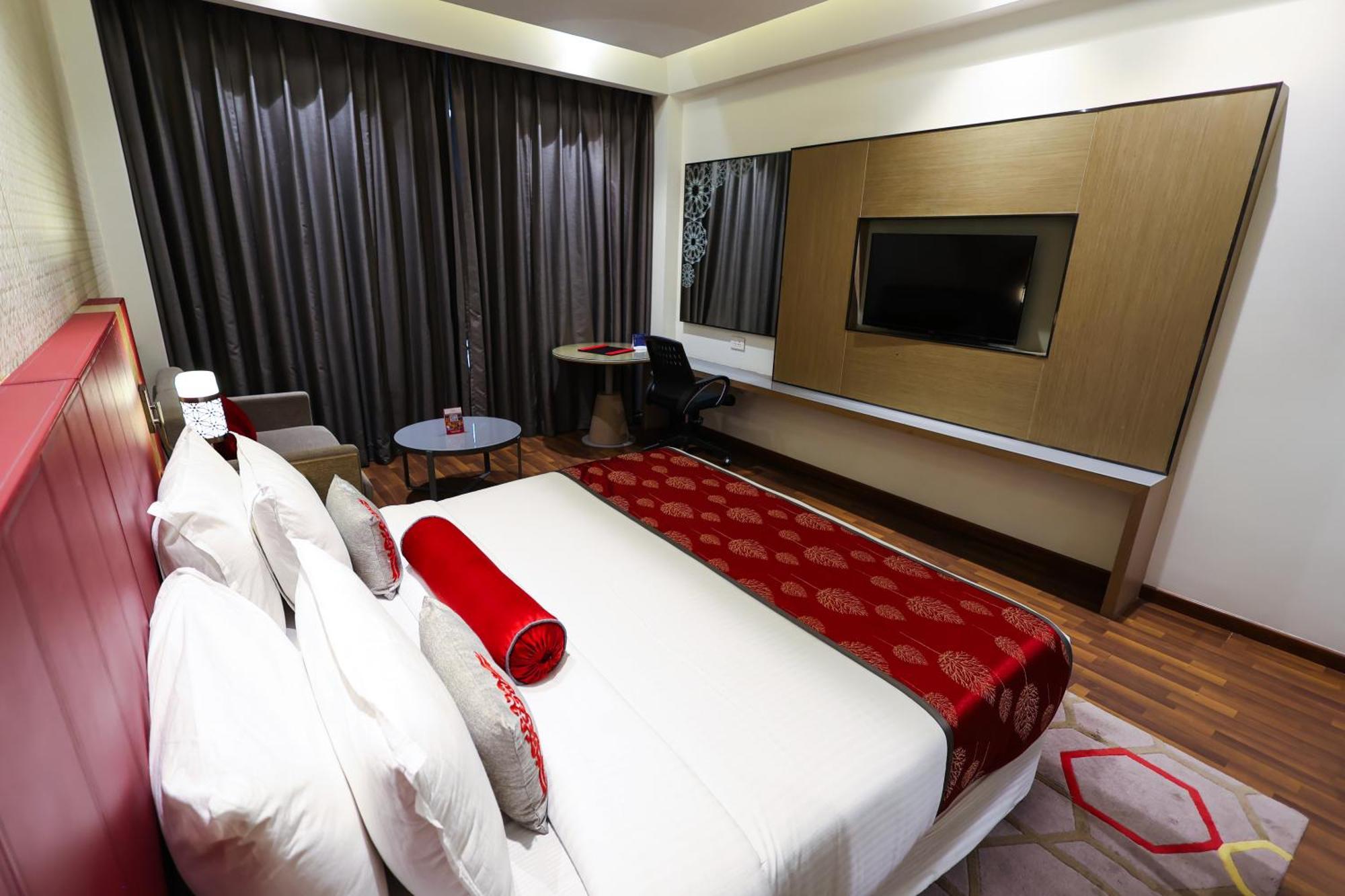 Hotel Ramada Plaza By Wyndham Lucknow Esterno foto