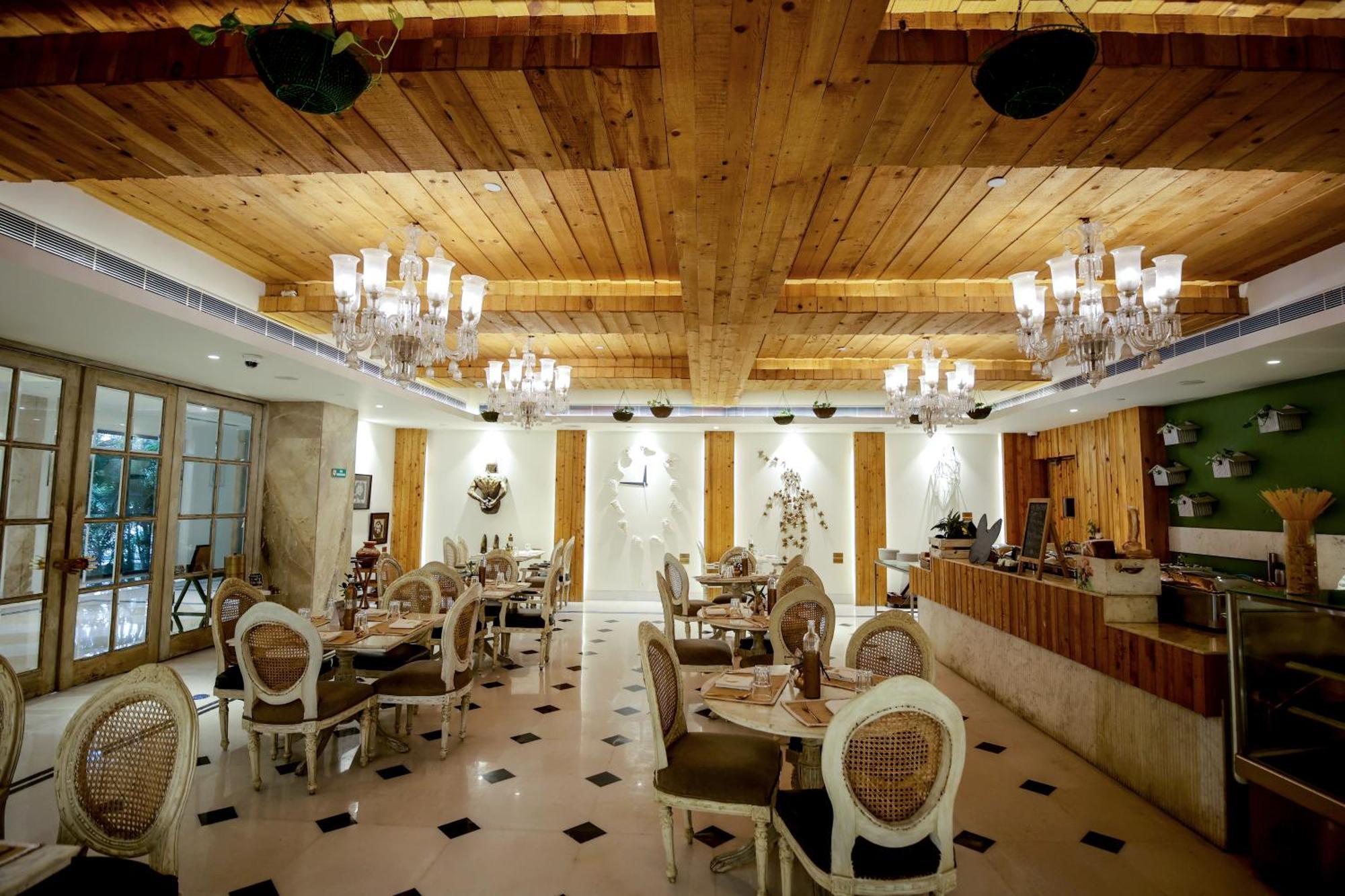 Hotel Ramada Plaza By Wyndham Lucknow Esterno foto