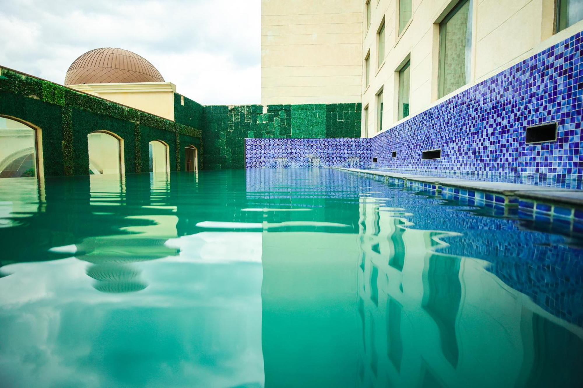 Hotel Ramada Plaza By Wyndham Lucknow Esterno foto