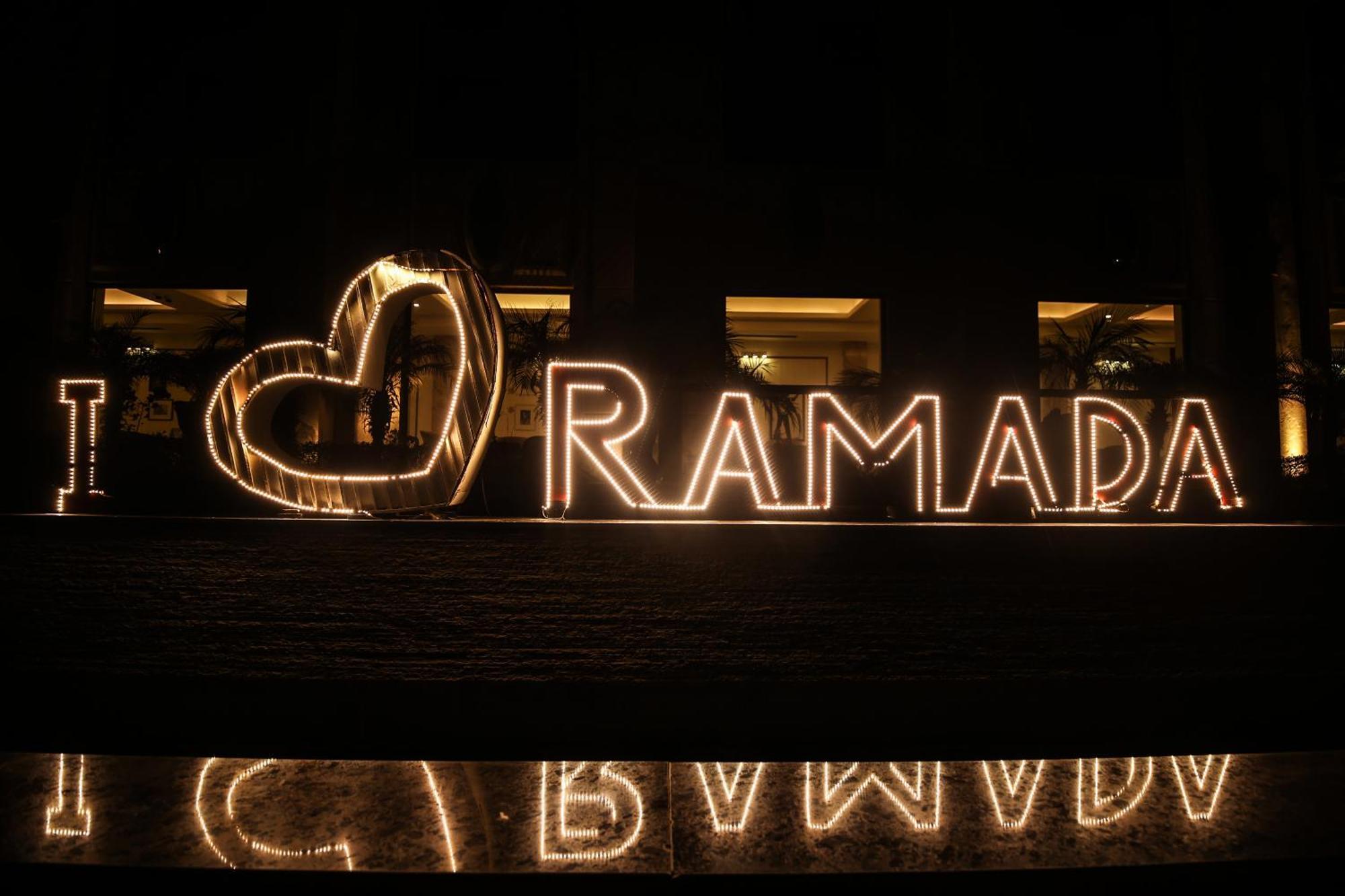 Hotel Ramada Plaza By Wyndham Lucknow Esterno foto