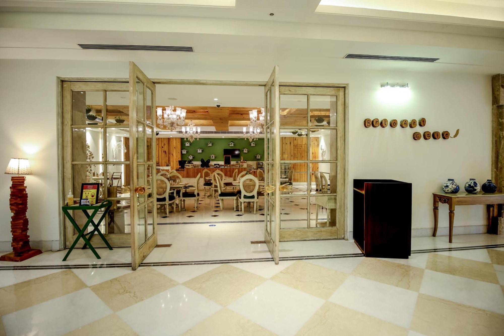 Hotel Ramada Plaza By Wyndham Lucknow Esterno foto
