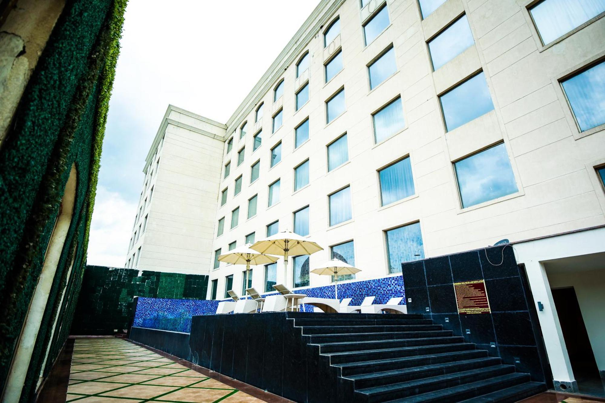 Hotel Ramada Plaza By Wyndham Lucknow Esterno foto