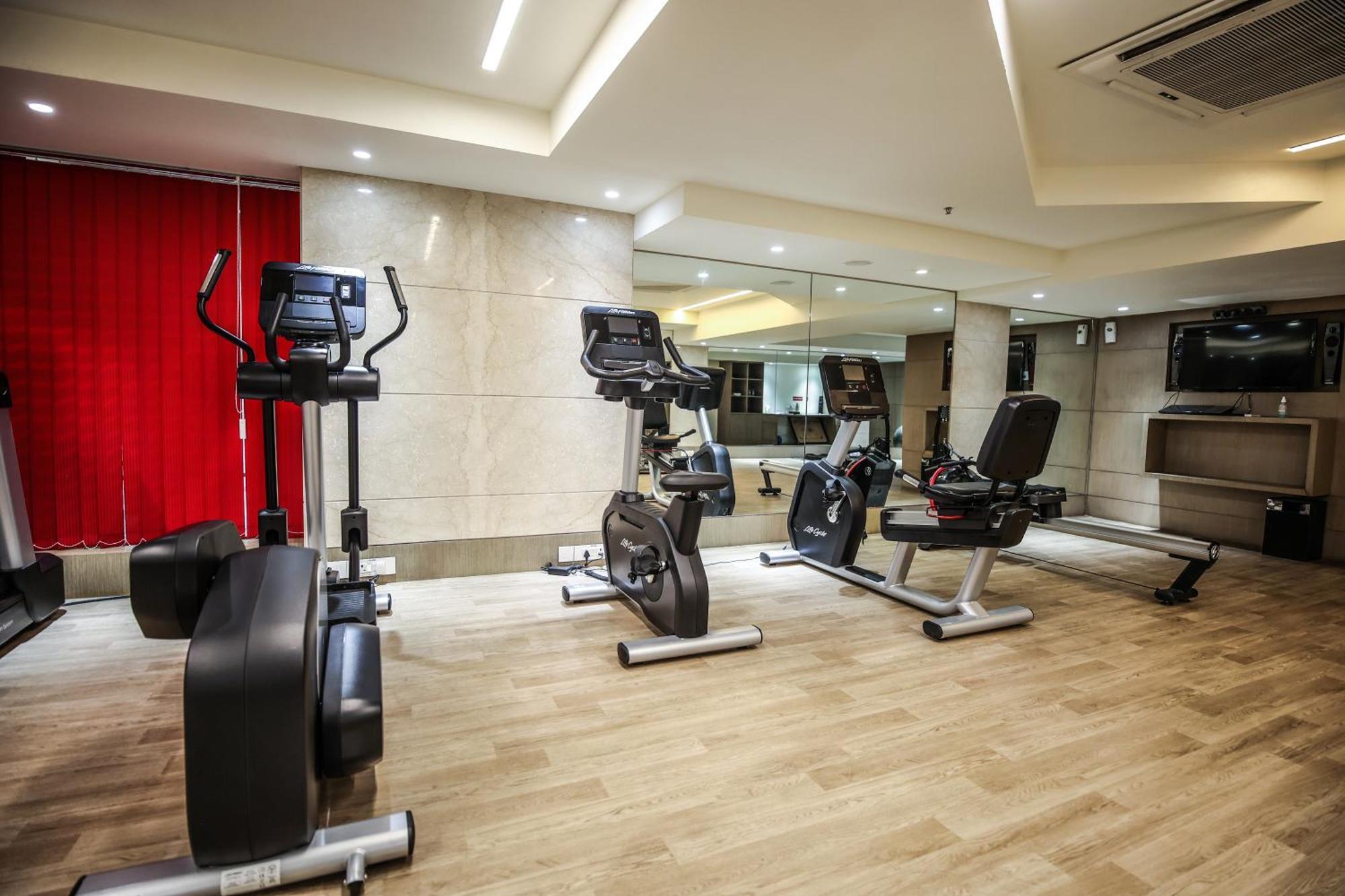 Hotel Ramada Plaza By Wyndham Lucknow Esterno foto