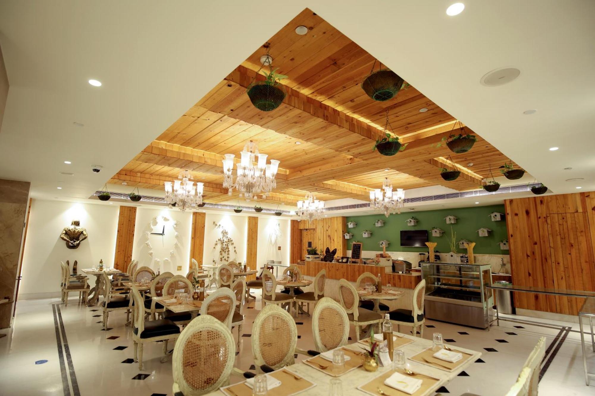 Hotel Ramada Plaza By Wyndham Lucknow Esterno foto
