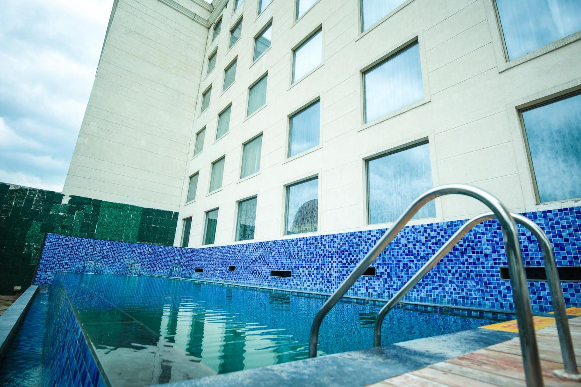 Hotel Ramada Plaza By Wyndham Lucknow Esterno foto