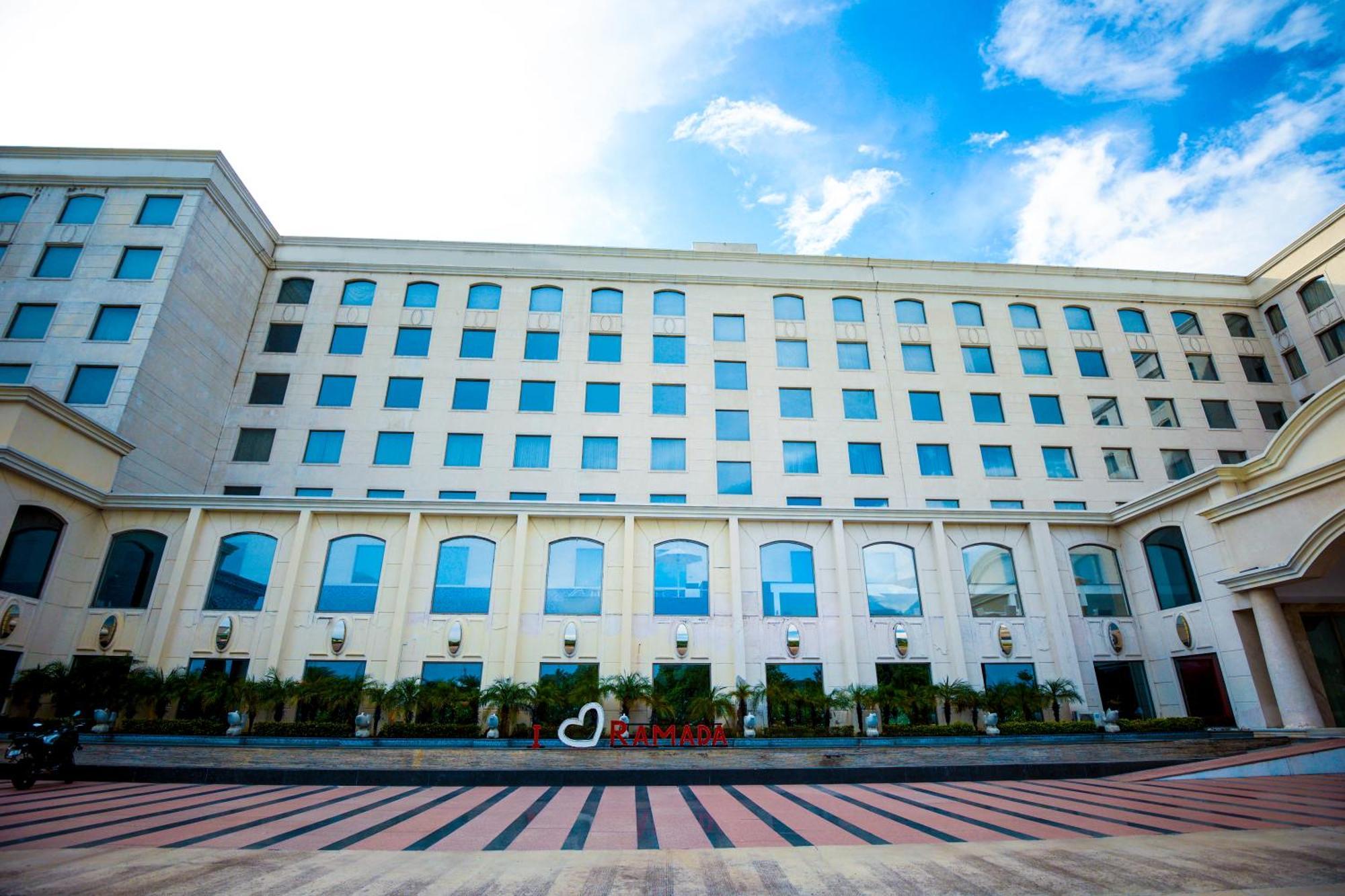 Hotel Ramada Plaza By Wyndham Lucknow Esterno foto