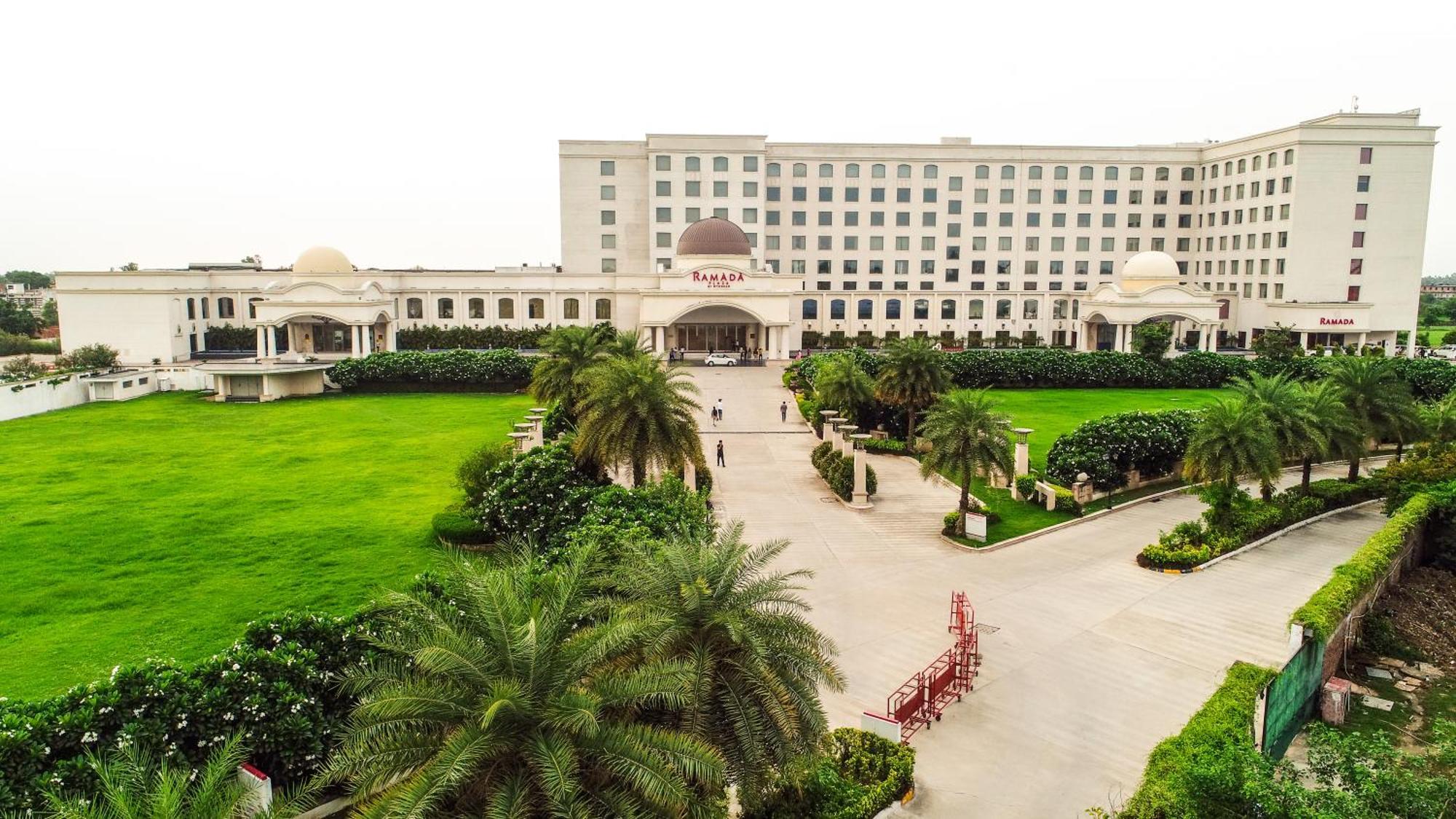 Hotel Ramada Plaza By Wyndham Lucknow Esterno foto