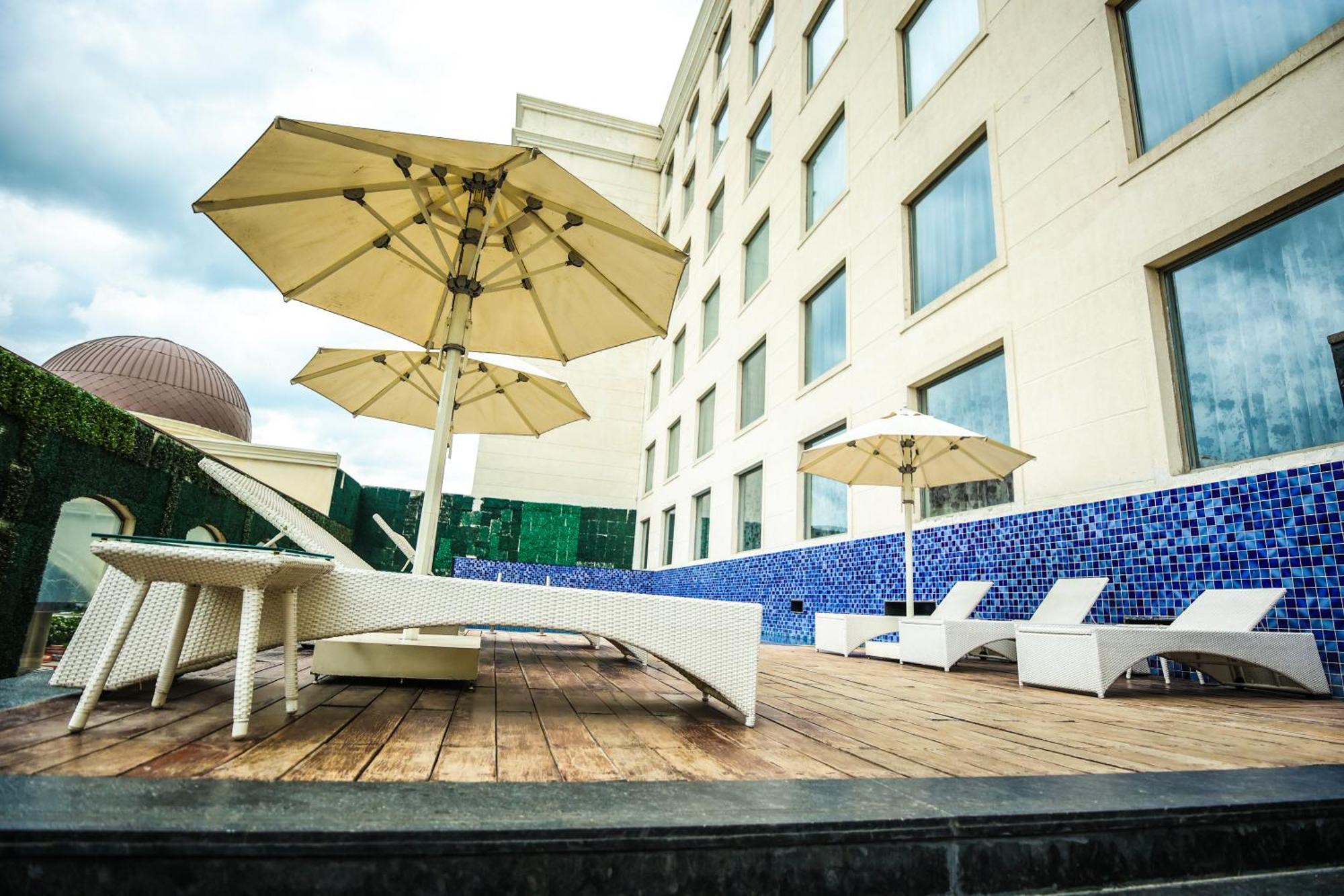 Hotel Ramada Plaza By Wyndham Lucknow Esterno foto