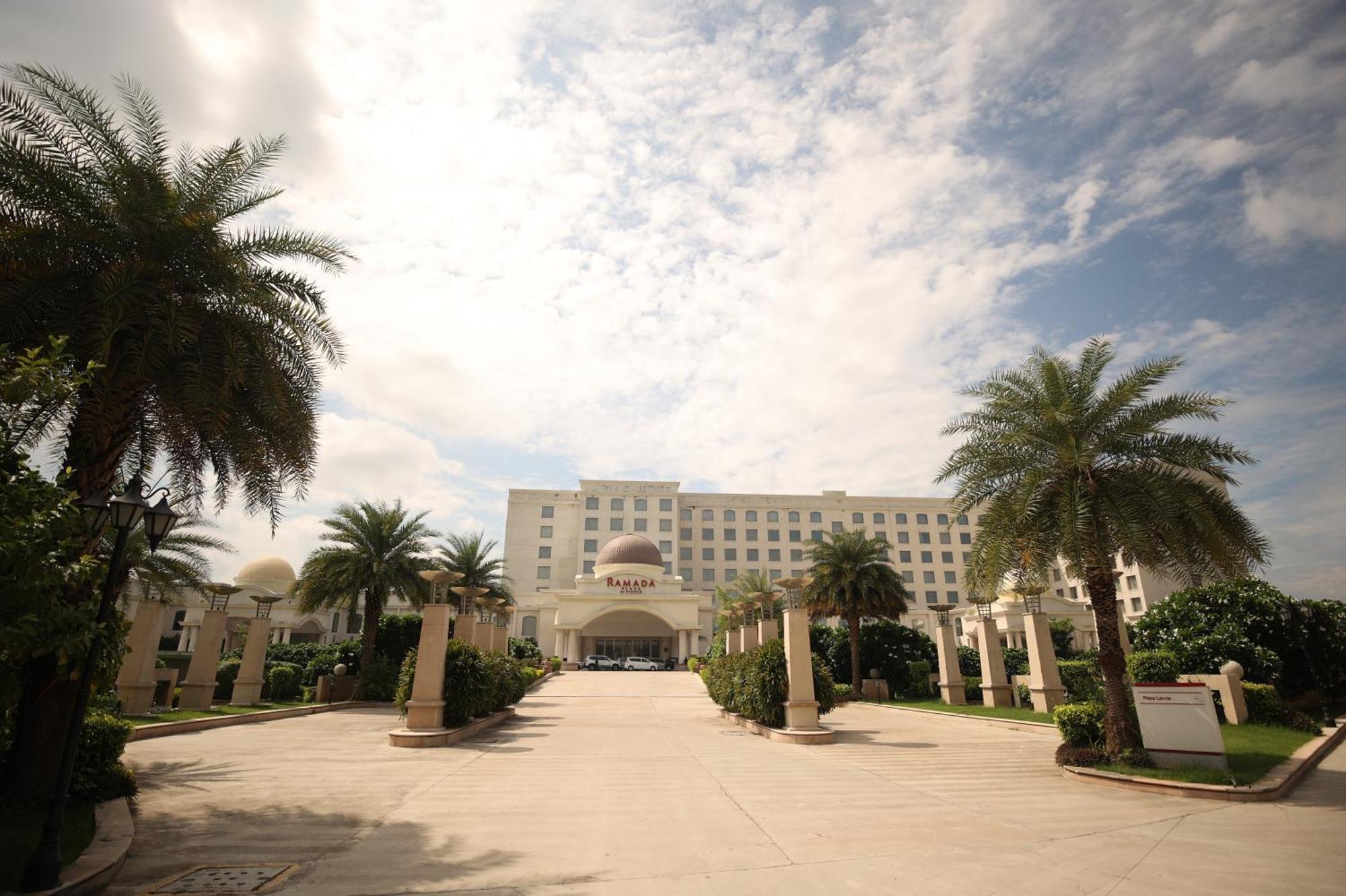 Hotel Ramada Plaza By Wyndham Lucknow Esterno foto