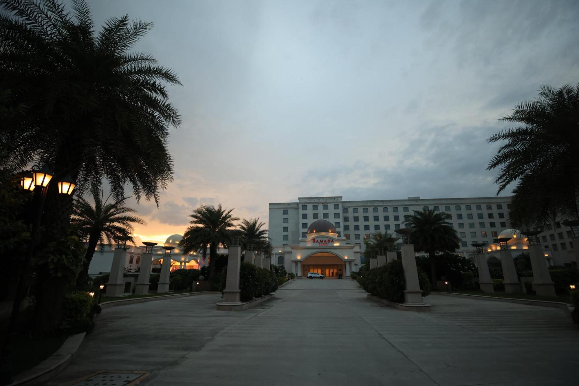 Hotel Ramada Plaza By Wyndham Lucknow Esterno foto