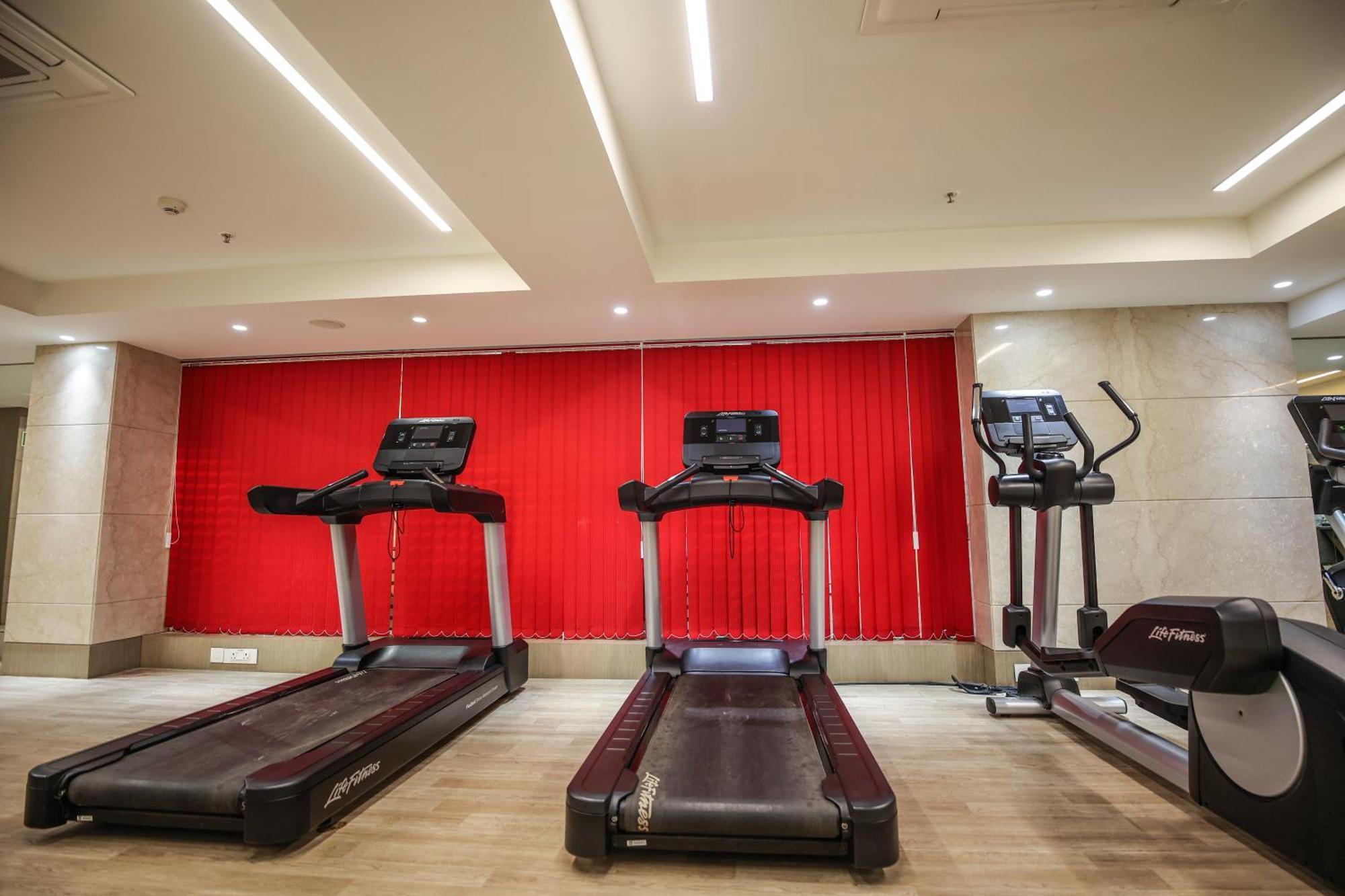 Hotel Ramada Plaza By Wyndham Lucknow Esterno foto