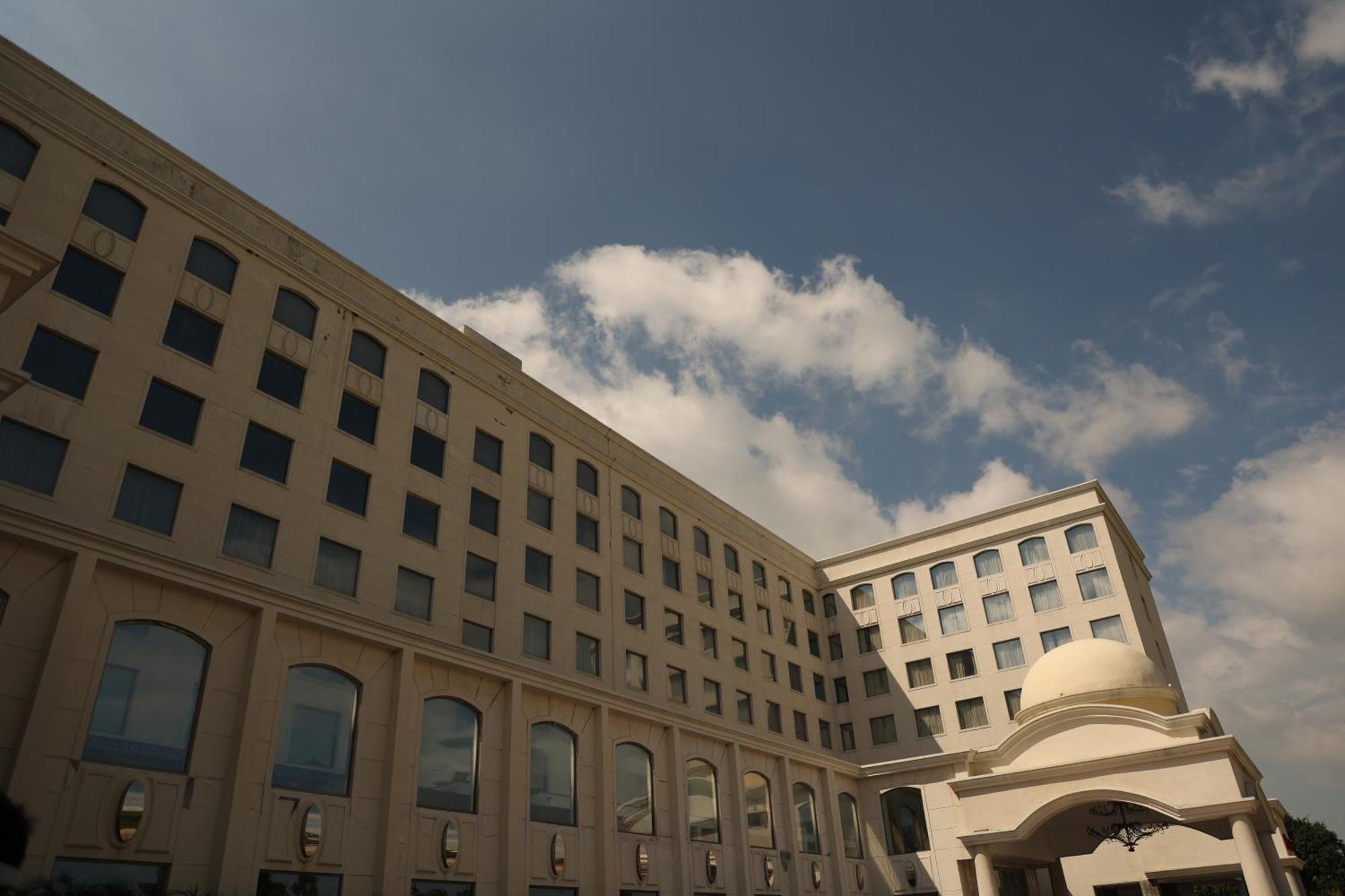 Hotel Ramada Plaza By Wyndham Lucknow Esterno foto