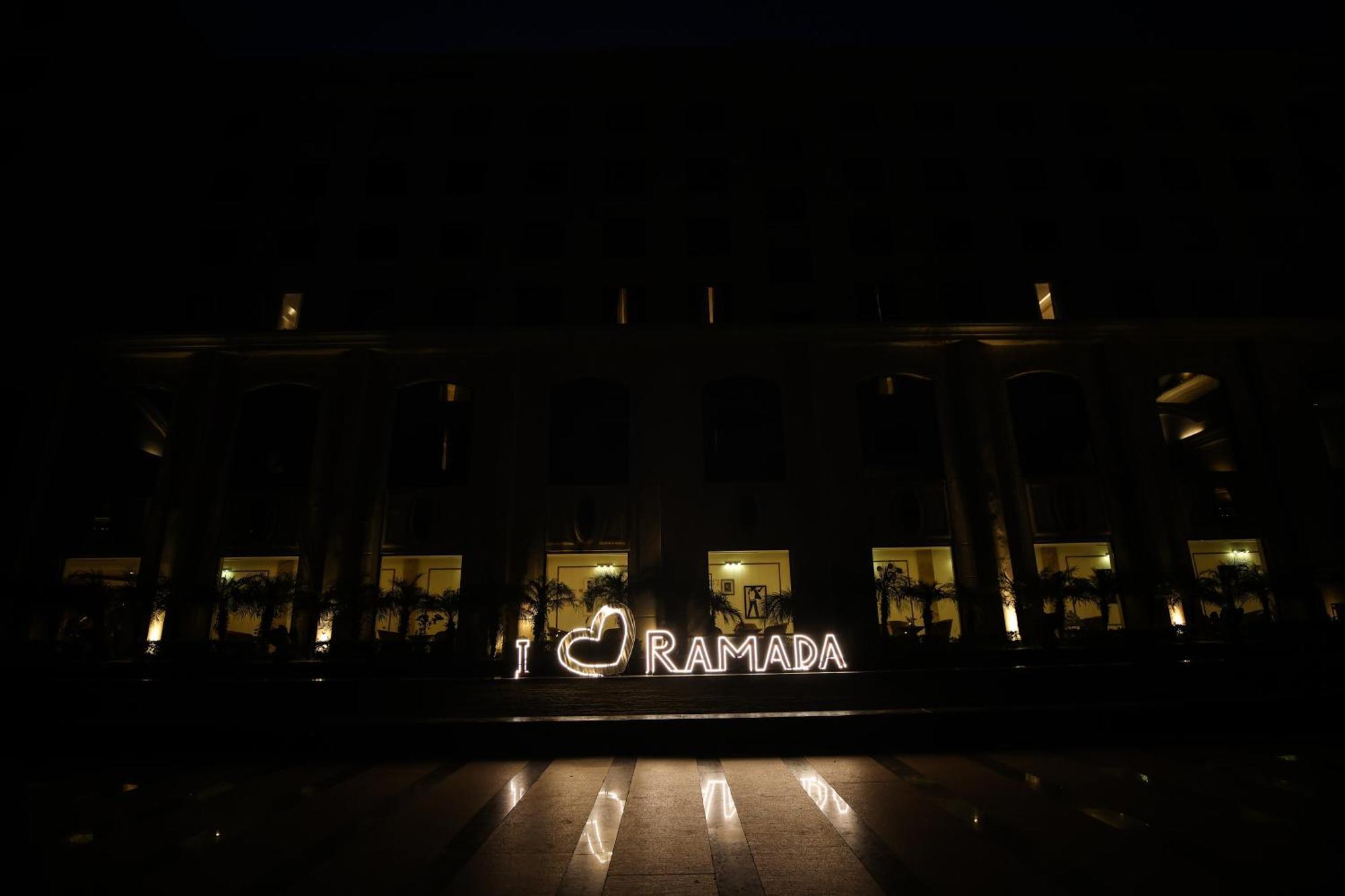Hotel Ramada Plaza By Wyndham Lucknow Esterno foto