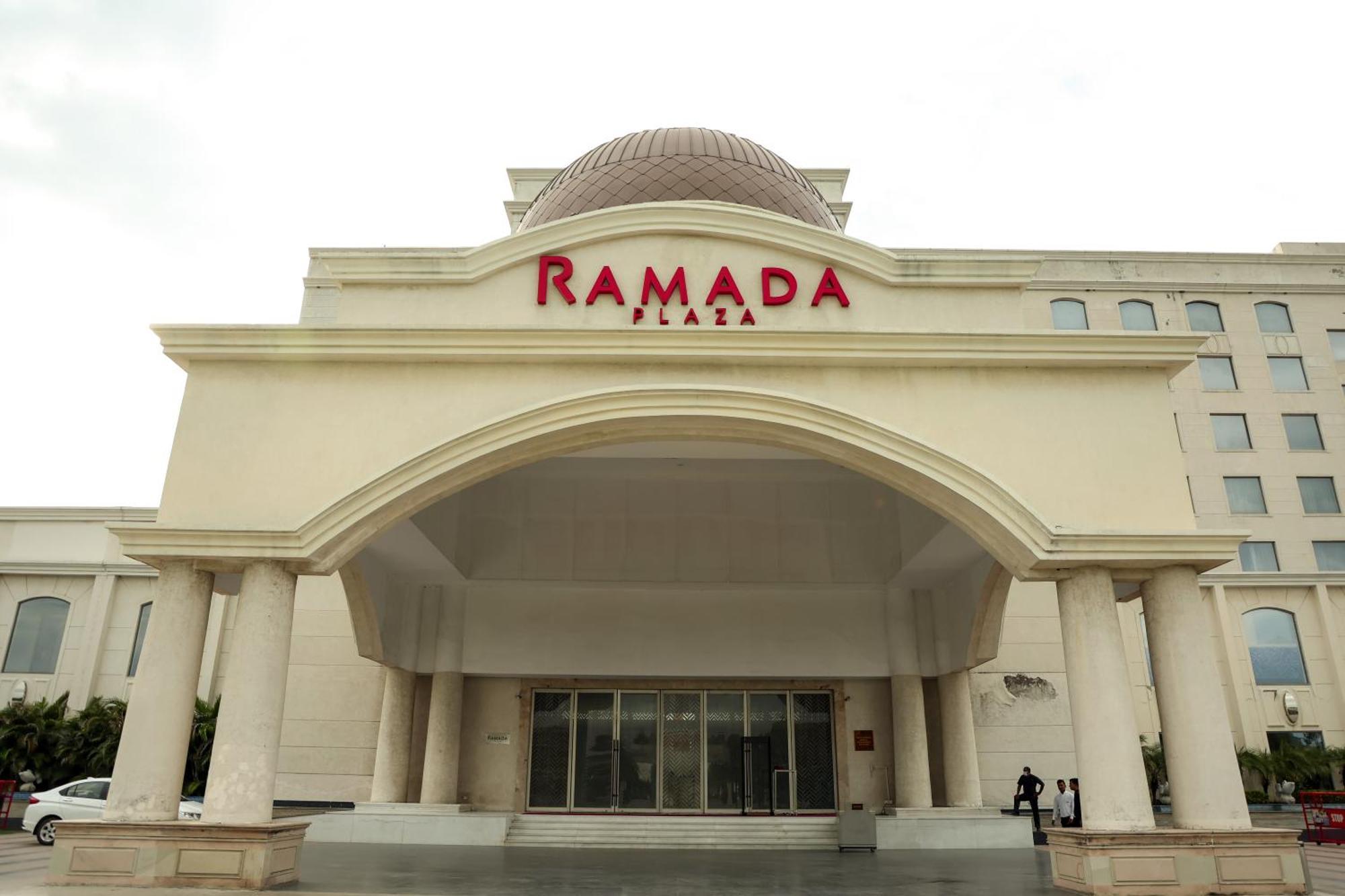 Hotel Ramada Plaza By Wyndham Lucknow Esterno foto