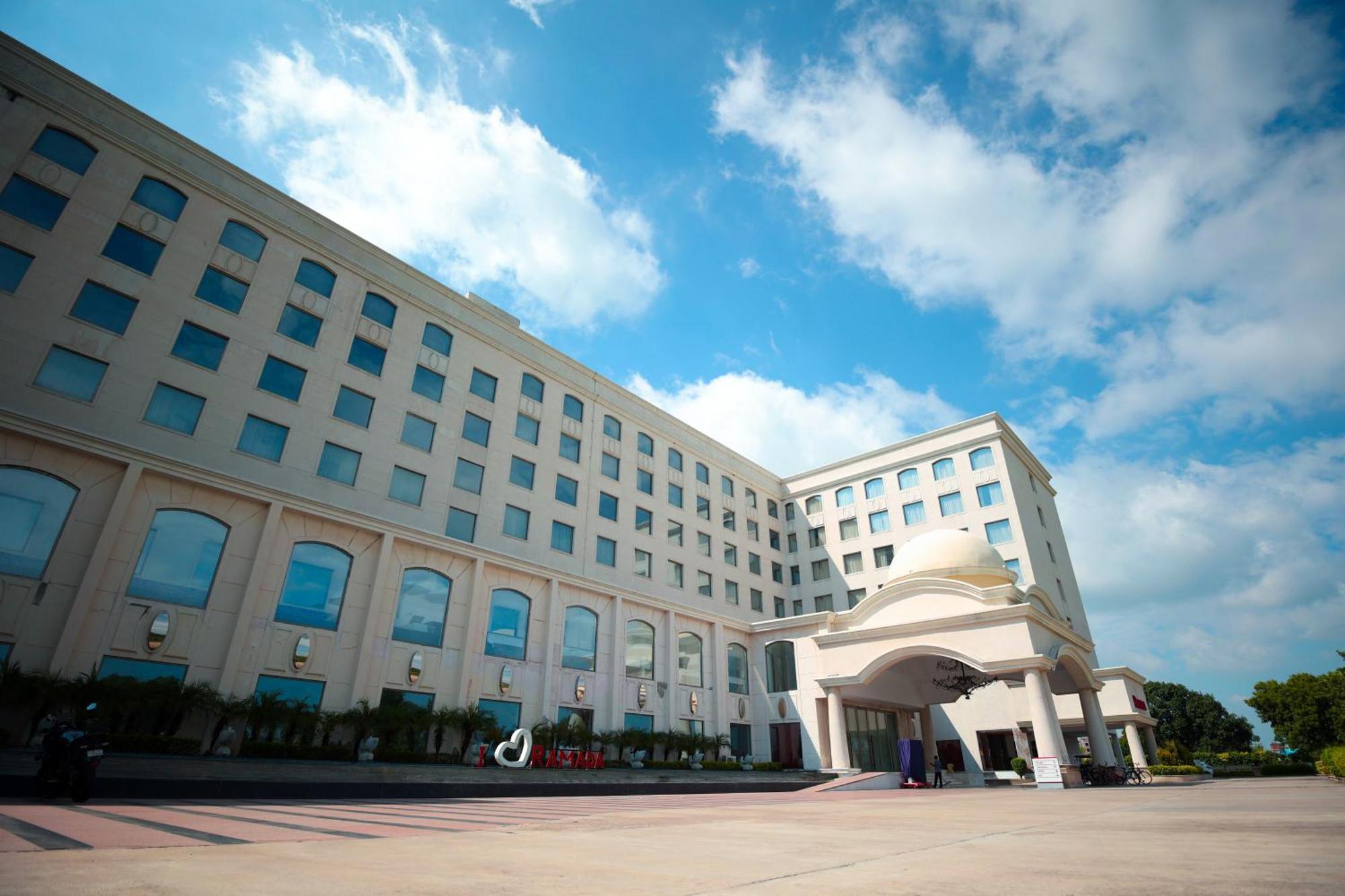Hotel Ramada Plaza By Wyndham Lucknow Esterno foto