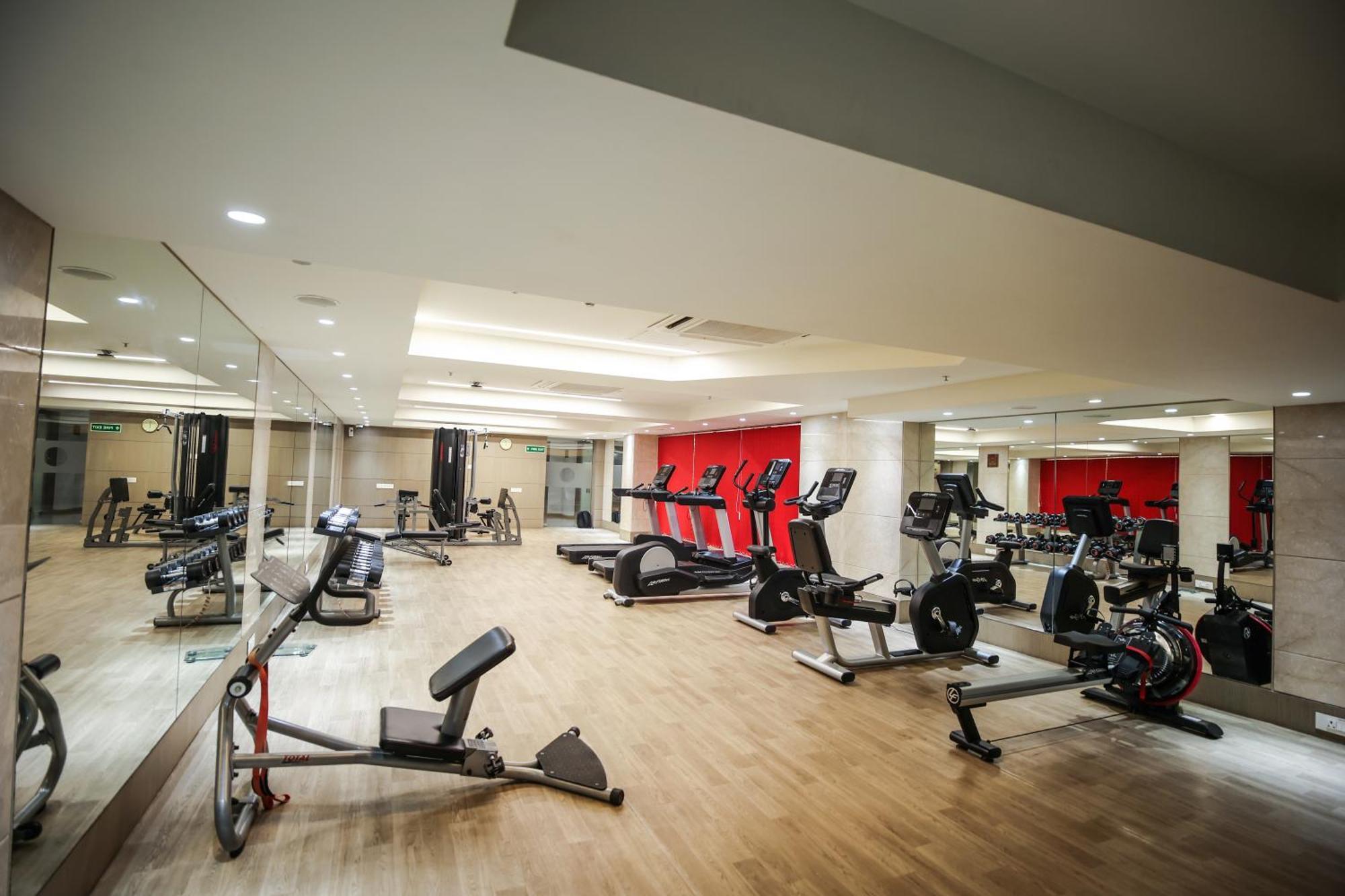 Hotel Ramada Plaza By Wyndham Lucknow Esterno foto