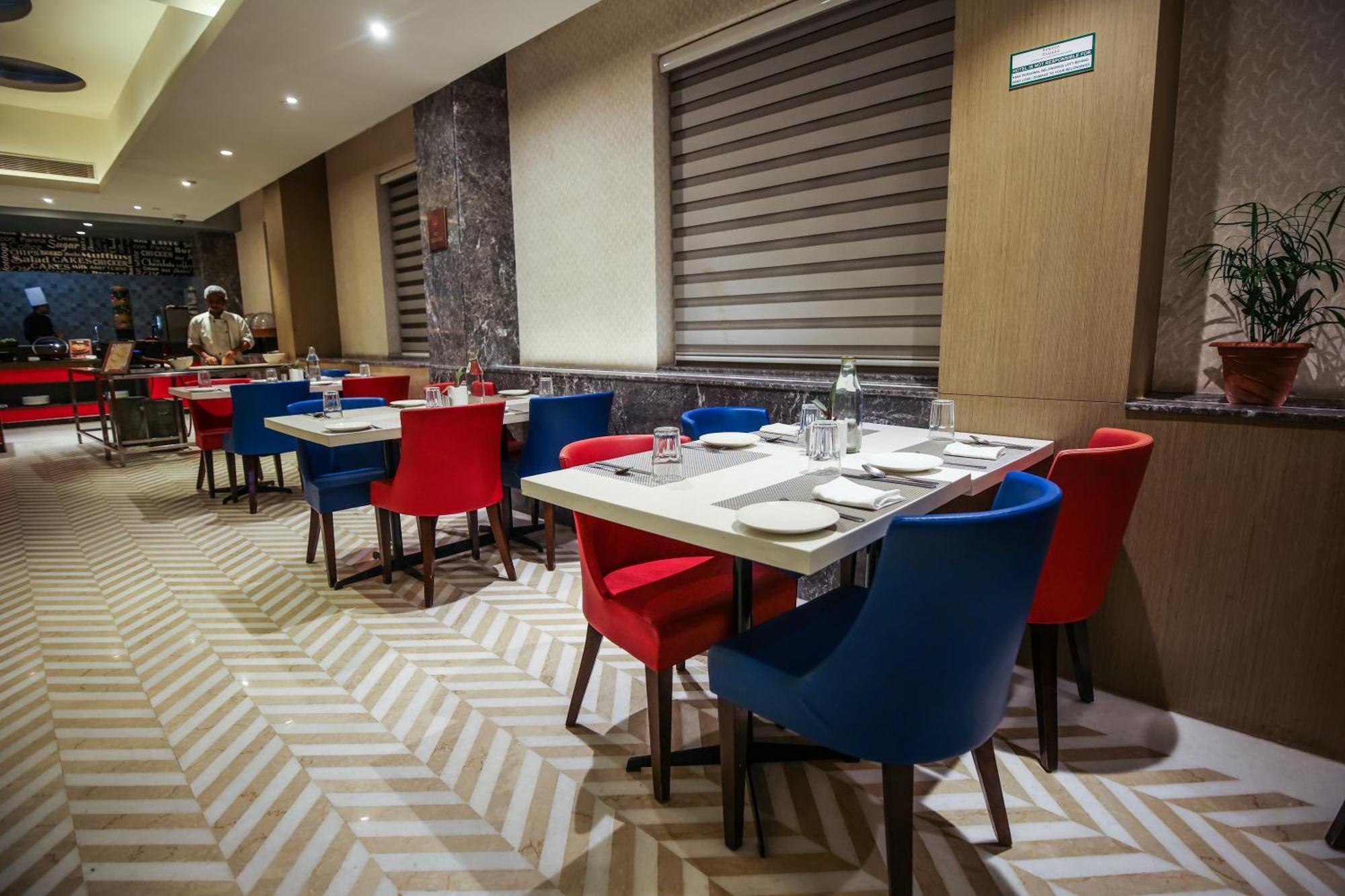 Hotel Ramada Plaza By Wyndham Lucknow Esterno foto