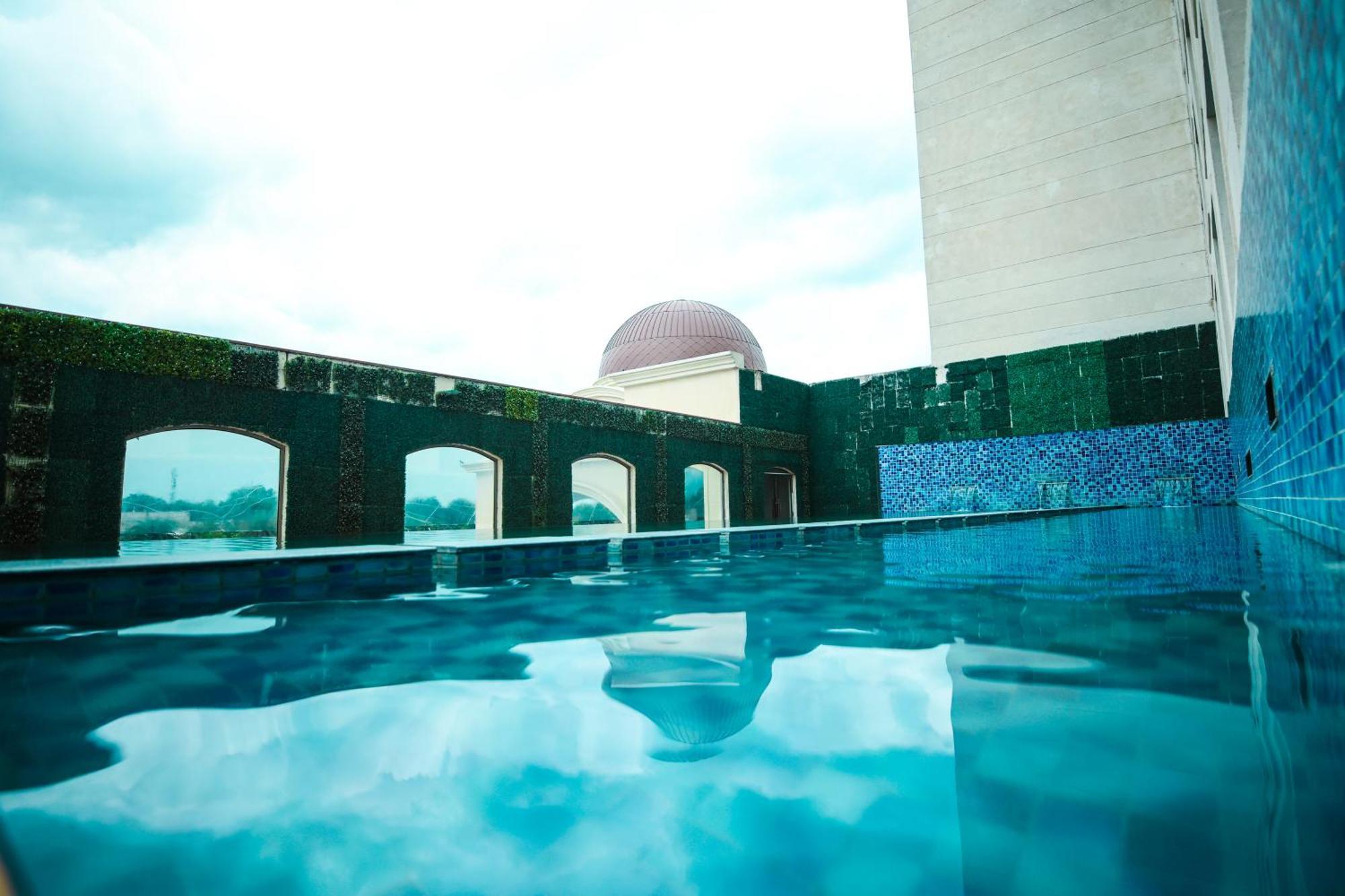 Hotel Ramada Plaza By Wyndham Lucknow Esterno foto