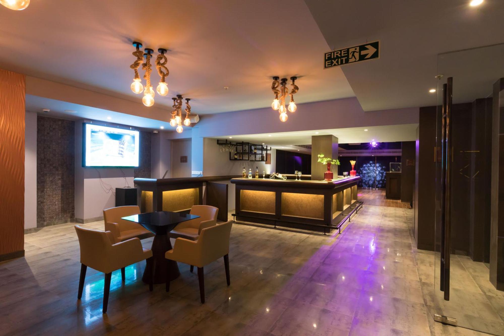 Hotel Ramada Plaza By Wyndham Lucknow Esterno foto
