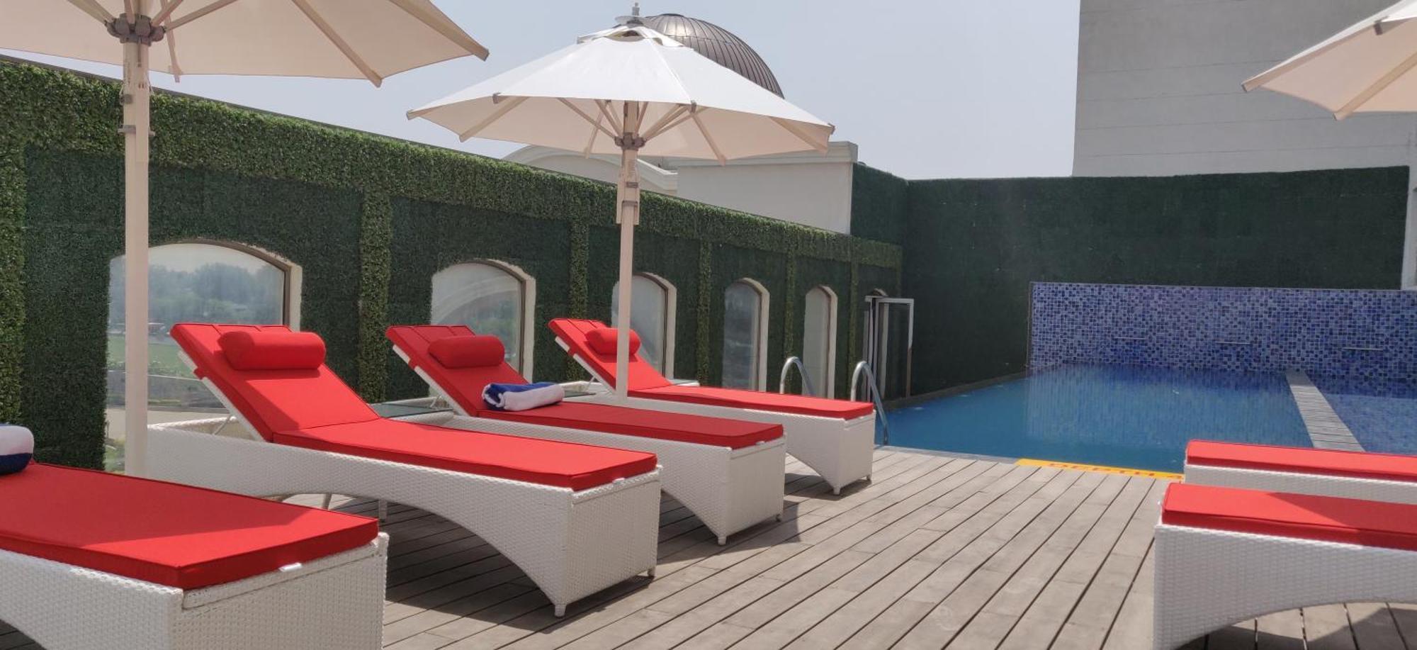 Hotel Ramada Plaza By Wyndham Lucknow Esterno foto