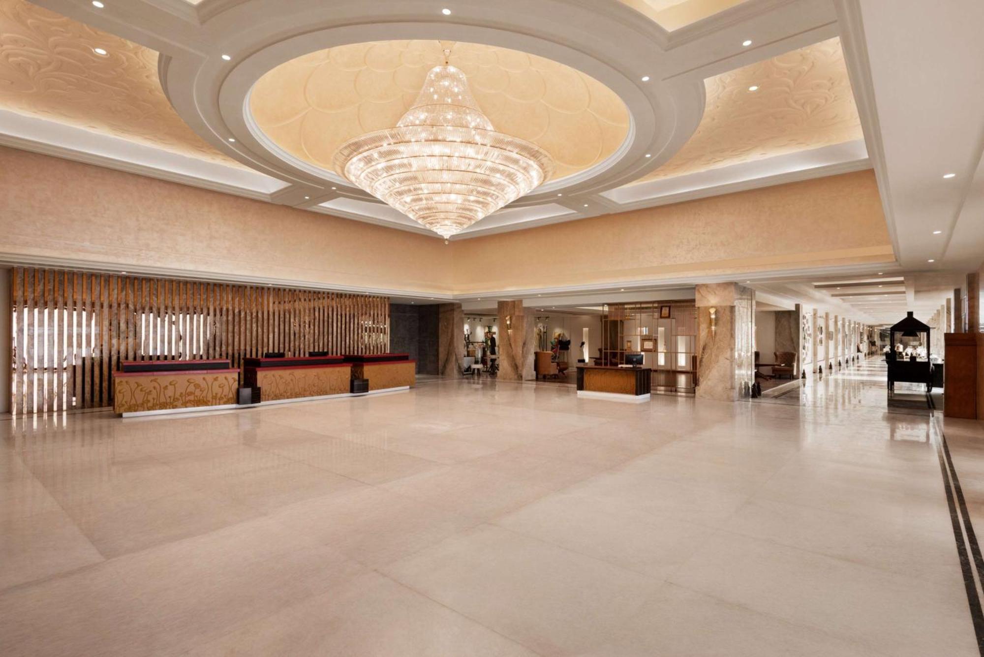 Hotel Ramada Plaza By Wyndham Lucknow Esterno foto