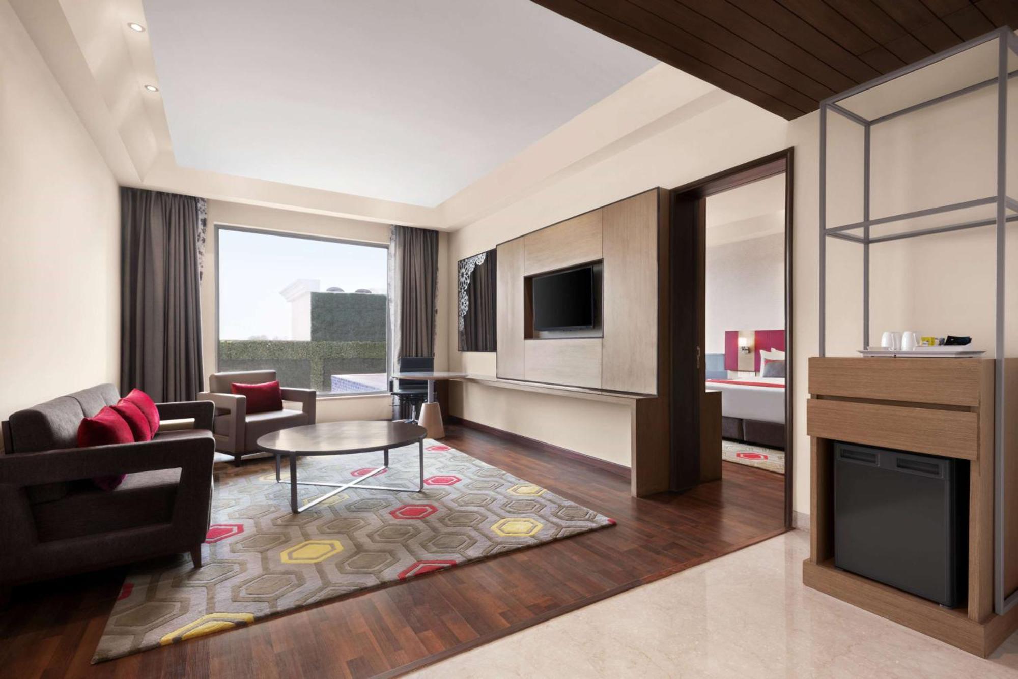 Hotel Ramada Plaza By Wyndham Lucknow Esterno foto