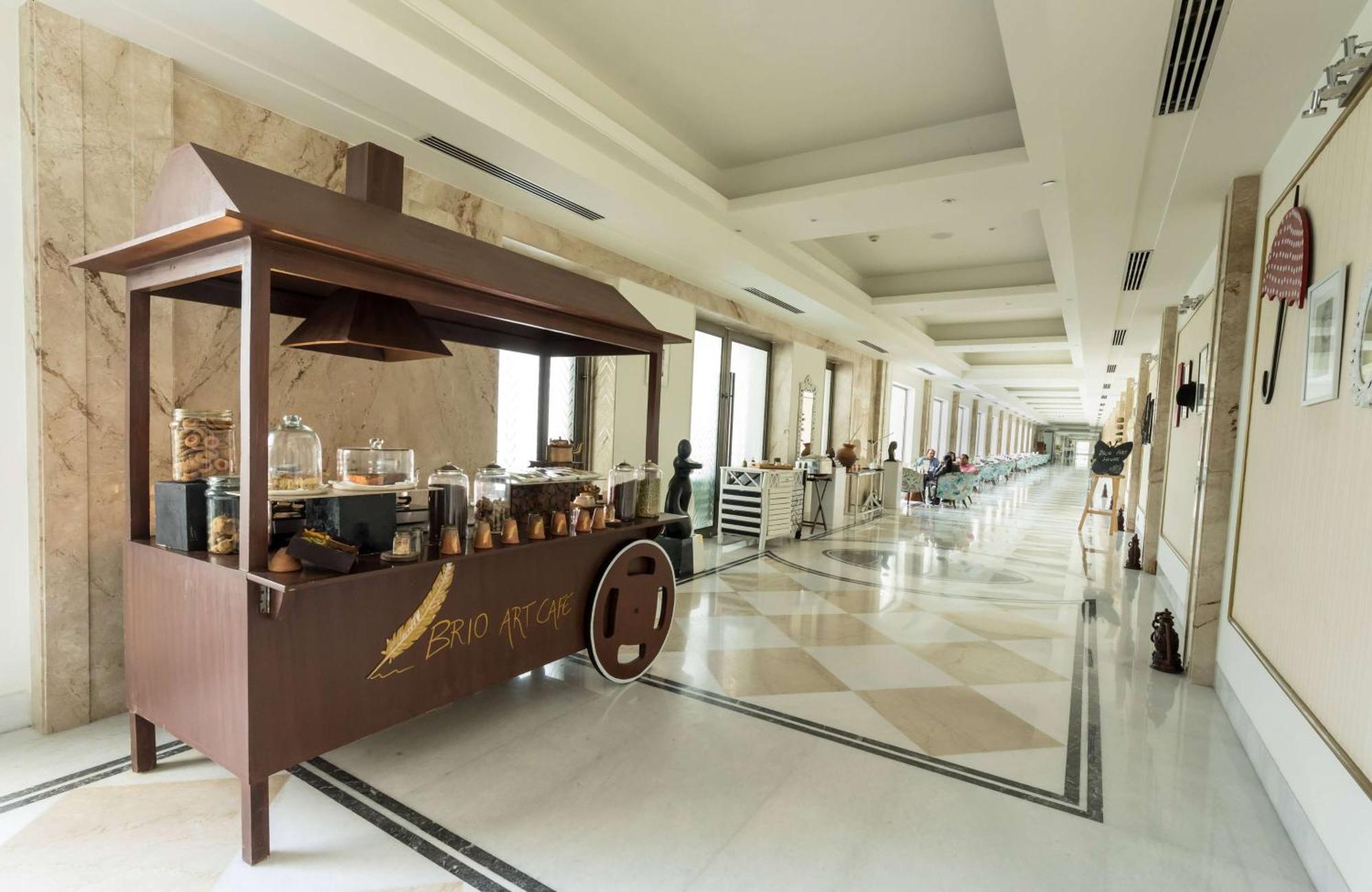 Hotel Ramada Plaza By Wyndham Lucknow Esterno foto
