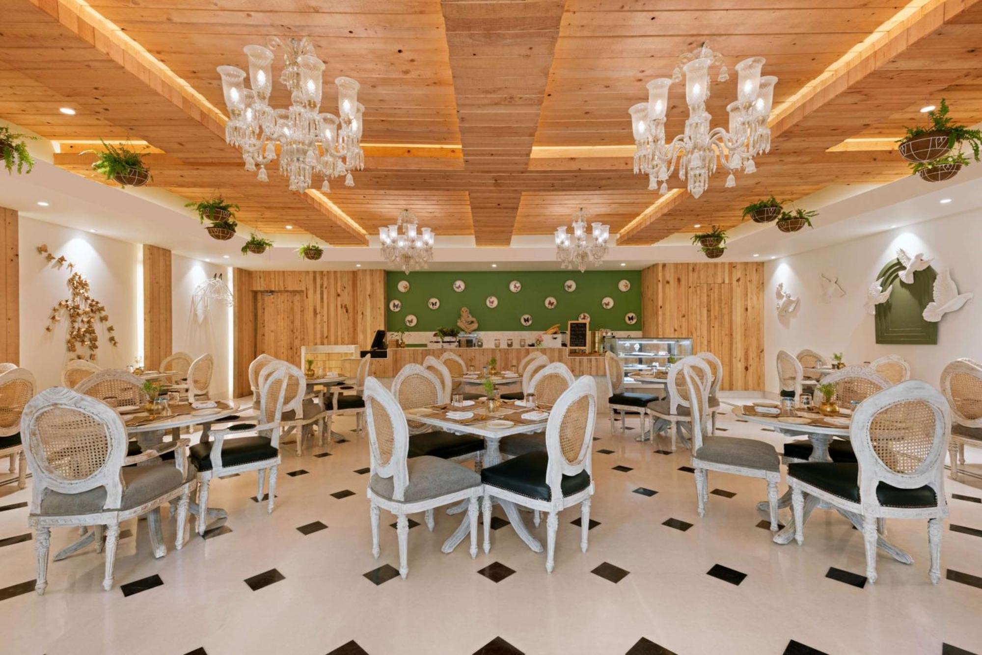 Hotel Ramada Plaza By Wyndham Lucknow Esterno foto