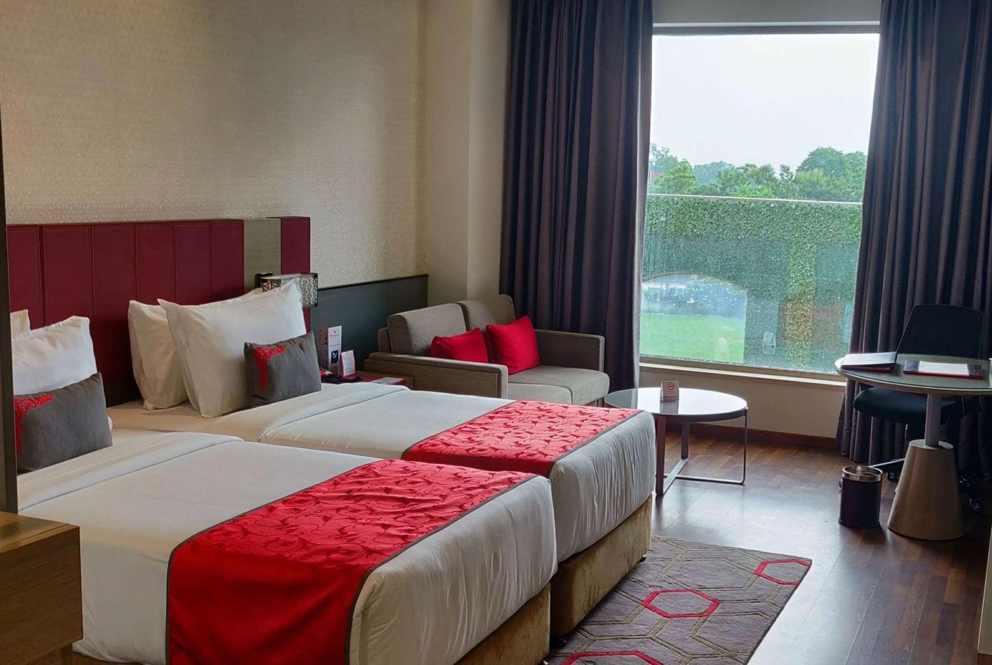 Hotel Ramada Plaza By Wyndham Lucknow Esterno foto