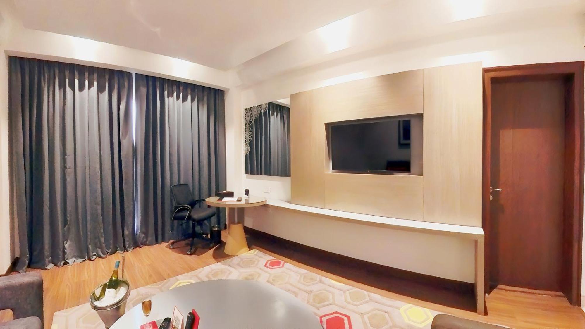 Hotel Ramada Plaza By Wyndham Lucknow Esterno foto