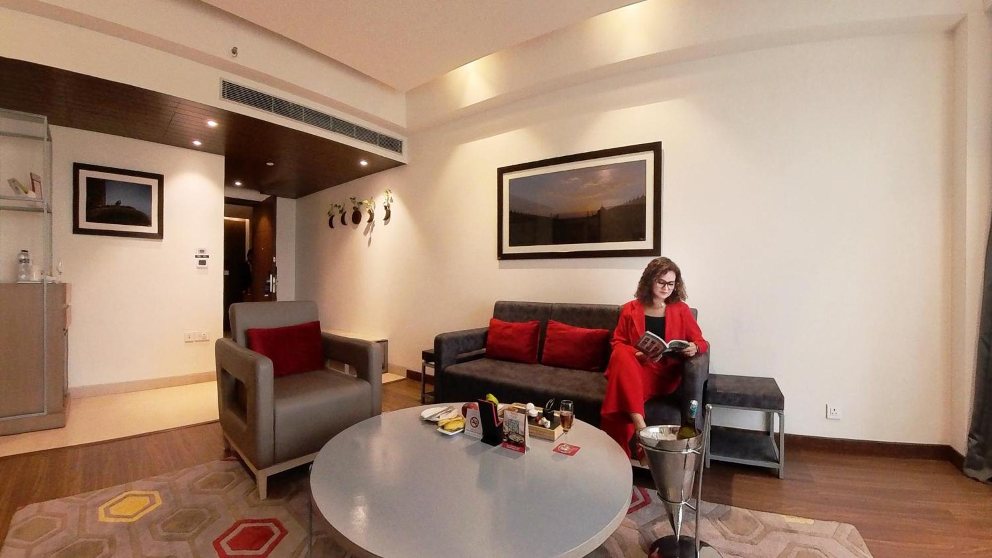 Hotel Ramada Plaza By Wyndham Lucknow Esterno foto