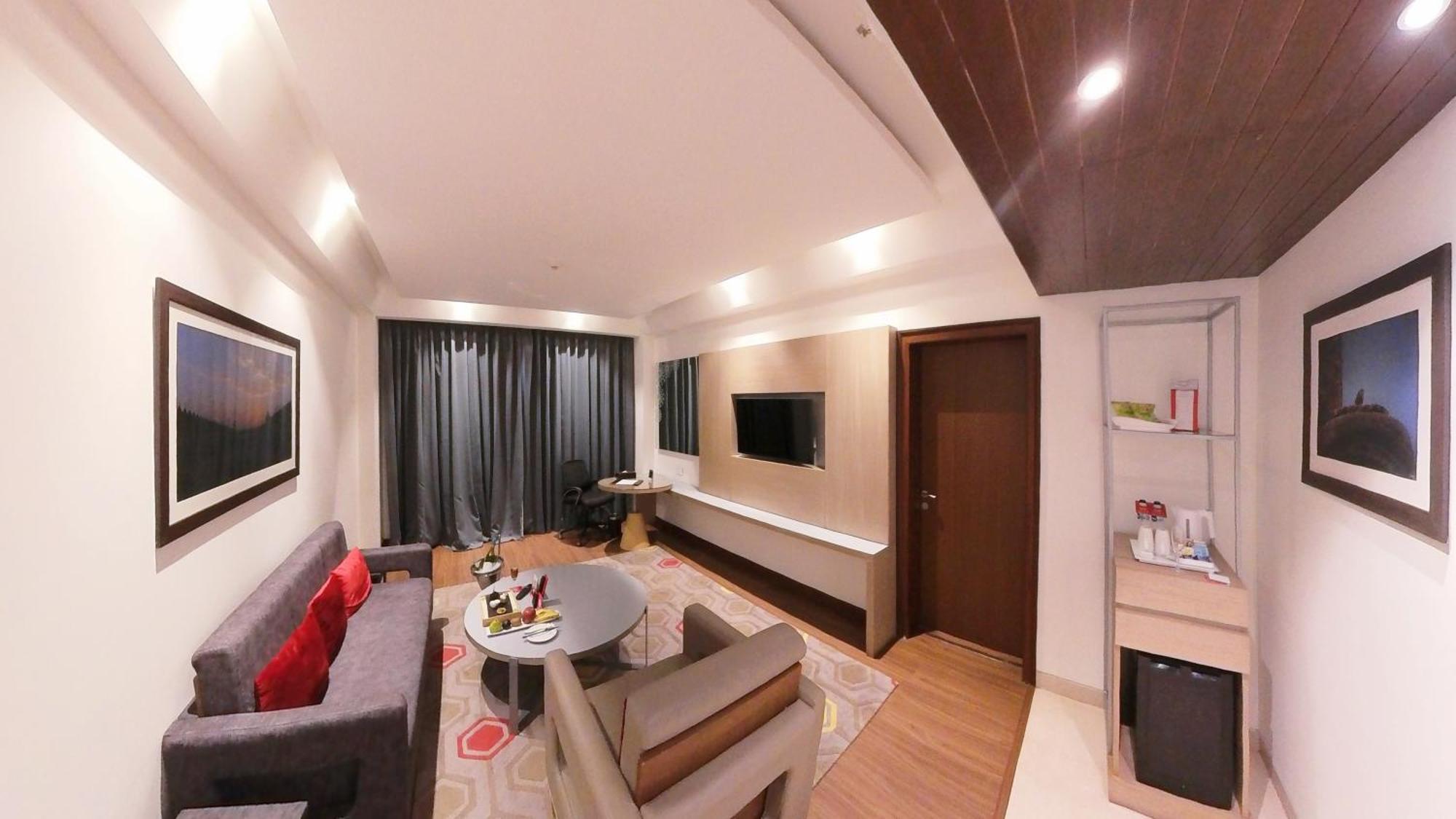 Hotel Ramada Plaza By Wyndham Lucknow Esterno foto