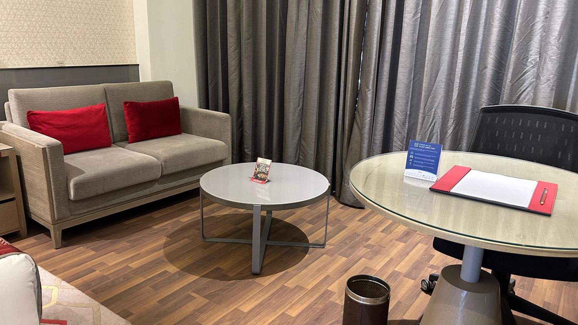 Hotel Ramada Plaza By Wyndham Lucknow Esterno foto