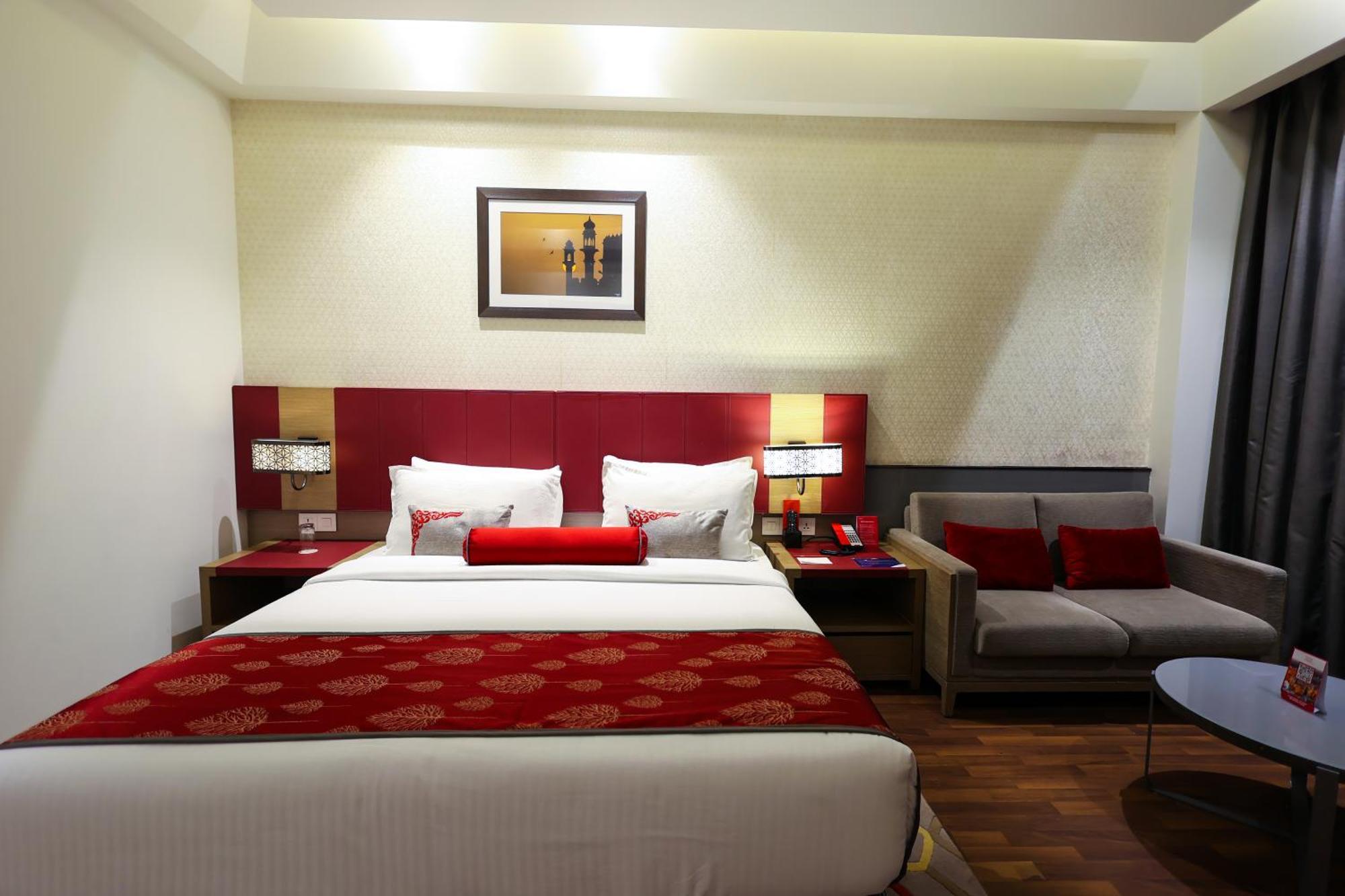 Hotel Ramada Plaza By Wyndham Lucknow Esterno foto