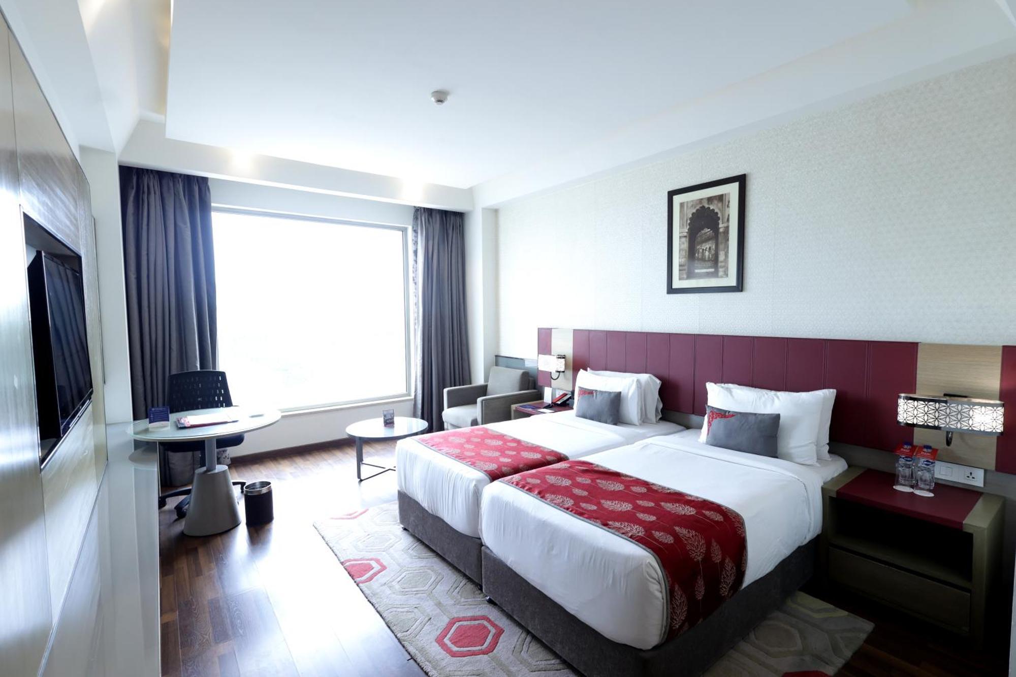 Hotel Ramada Plaza By Wyndham Lucknow Esterno foto