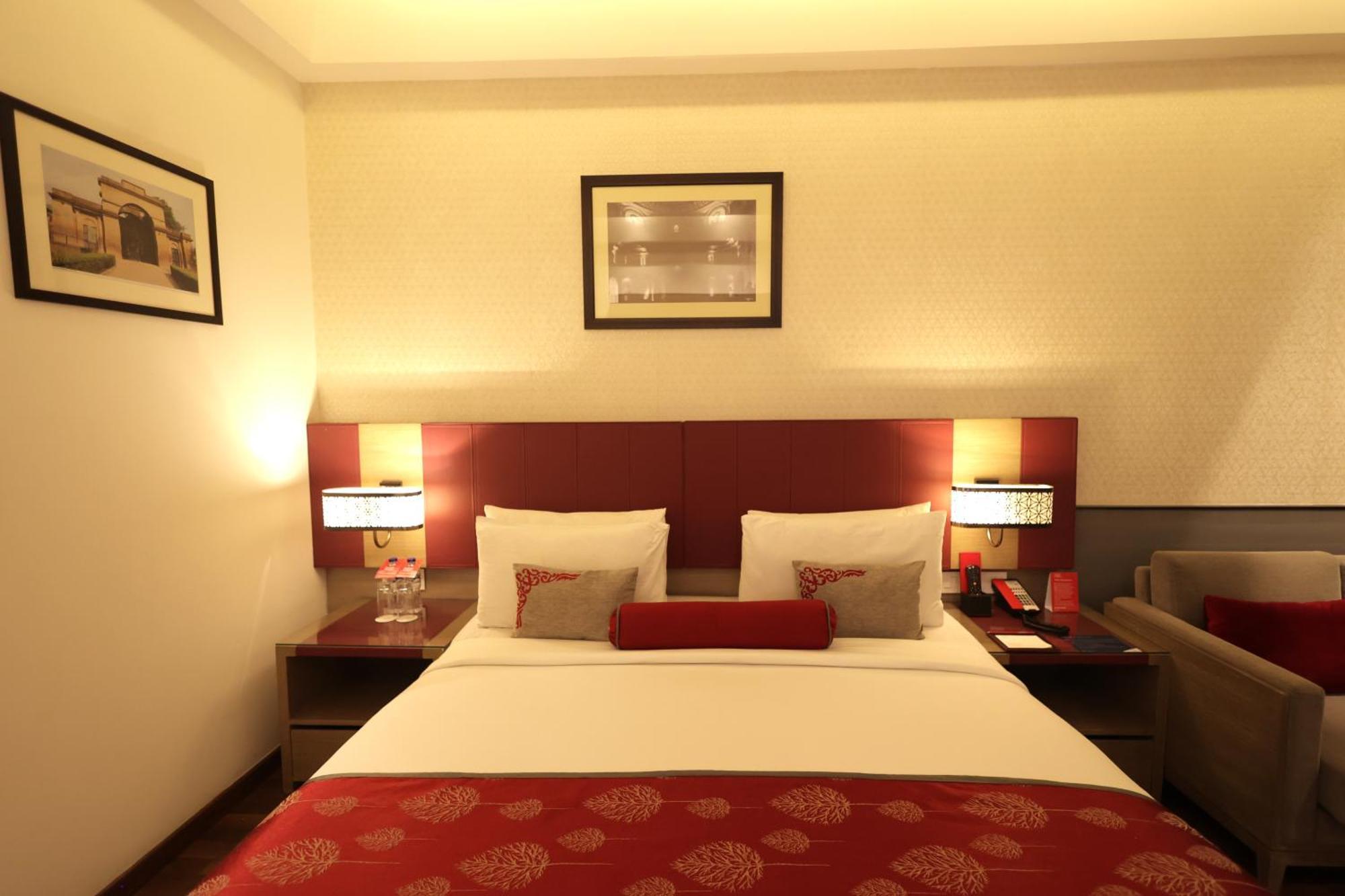 Hotel Ramada Plaza By Wyndham Lucknow Esterno foto