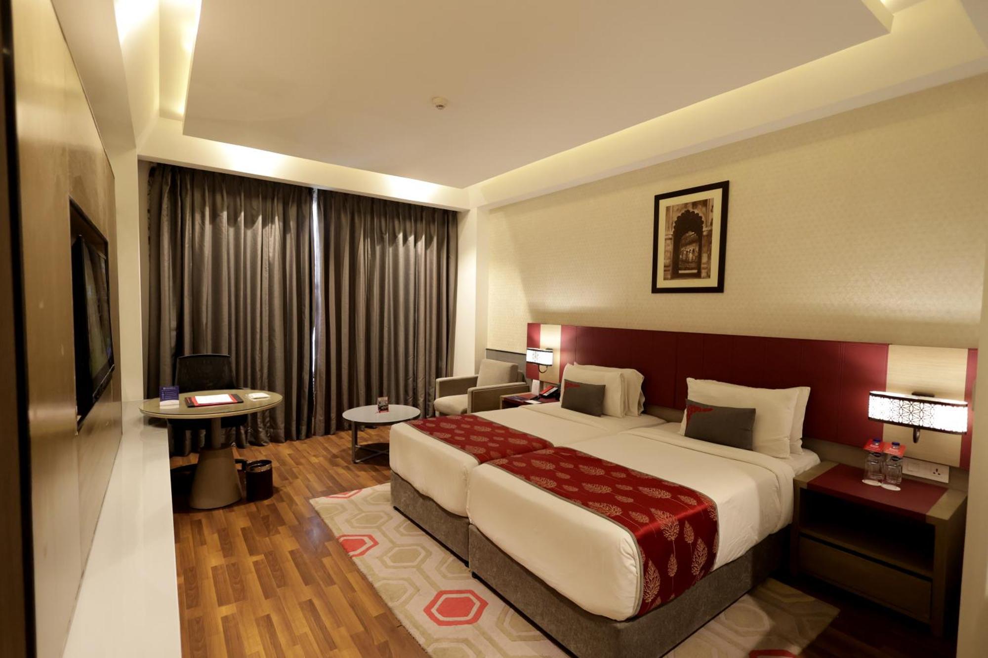 Hotel Ramada Plaza By Wyndham Lucknow Esterno foto