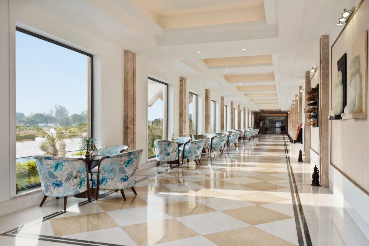 Hotel Ramada Plaza By Wyndham Lucknow Esterno foto