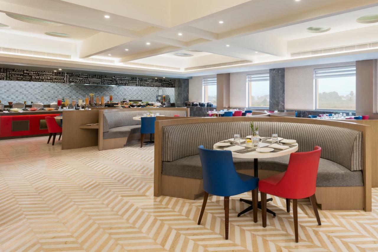 Hotel Ramada Plaza By Wyndham Lucknow Esterno foto