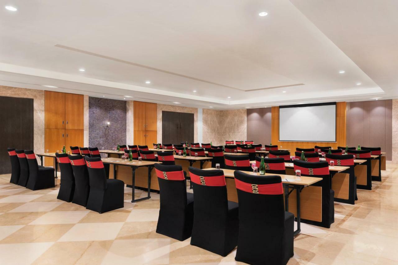 Hotel Ramada Plaza By Wyndham Lucknow Esterno foto