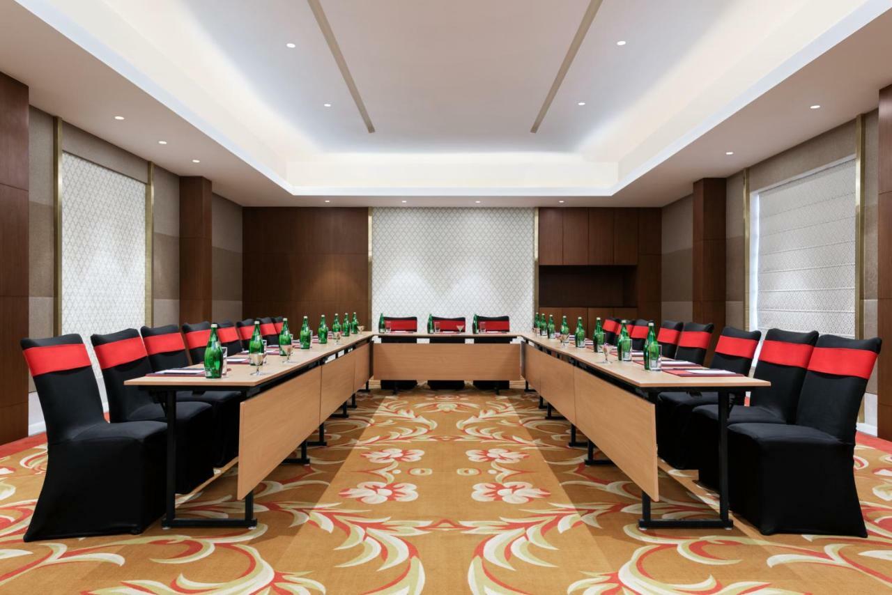 Hotel Ramada Plaza By Wyndham Lucknow Esterno foto